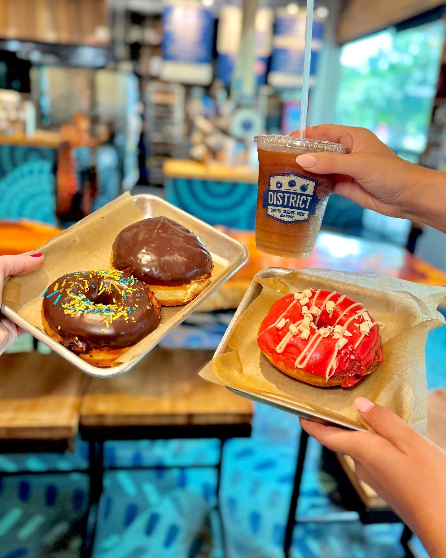 Last week I was out getting content for @bucketlistnola and someone stopped me to ask what I was doing, who I worked for (myself 🤩) and how it all works. 📸🍽️ We ended up chatting, swapping info, and making a connection... and that&rsquo;s the part