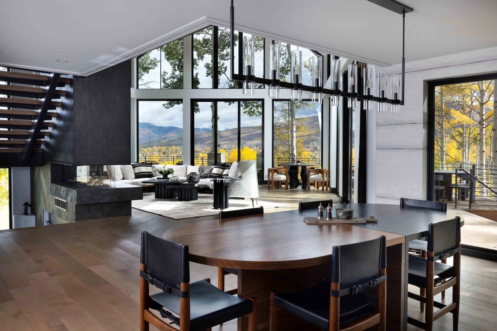 It&rsquo;s gold season in the Vail Valley. Here&rsquo;s what it looks like from this great room at The Retreat.
Send this to someone who appreciates fall. 

#winslowhouse #coloradointeriordesign #greatroom #coloradoaspens #mountainmodern
