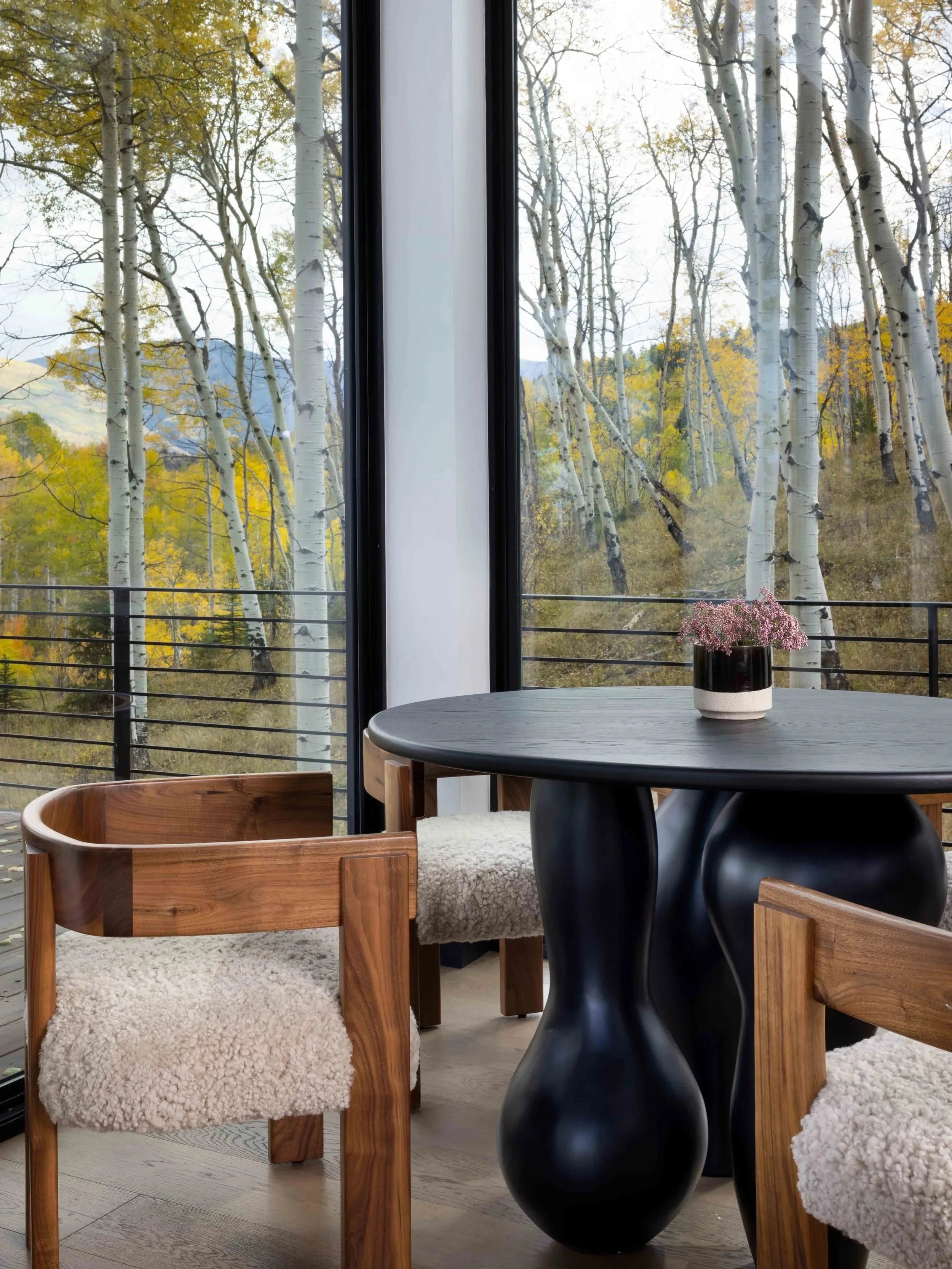 The Saturday Sit Down. No. 03. A sit down to enjoy with others with constant color change outside.

Where are you sitting as the seasons change?

#thesaturdaysitdown #winslowhouse #fallinvailcolorado #coloradointeriordesign #vailinteriordesign