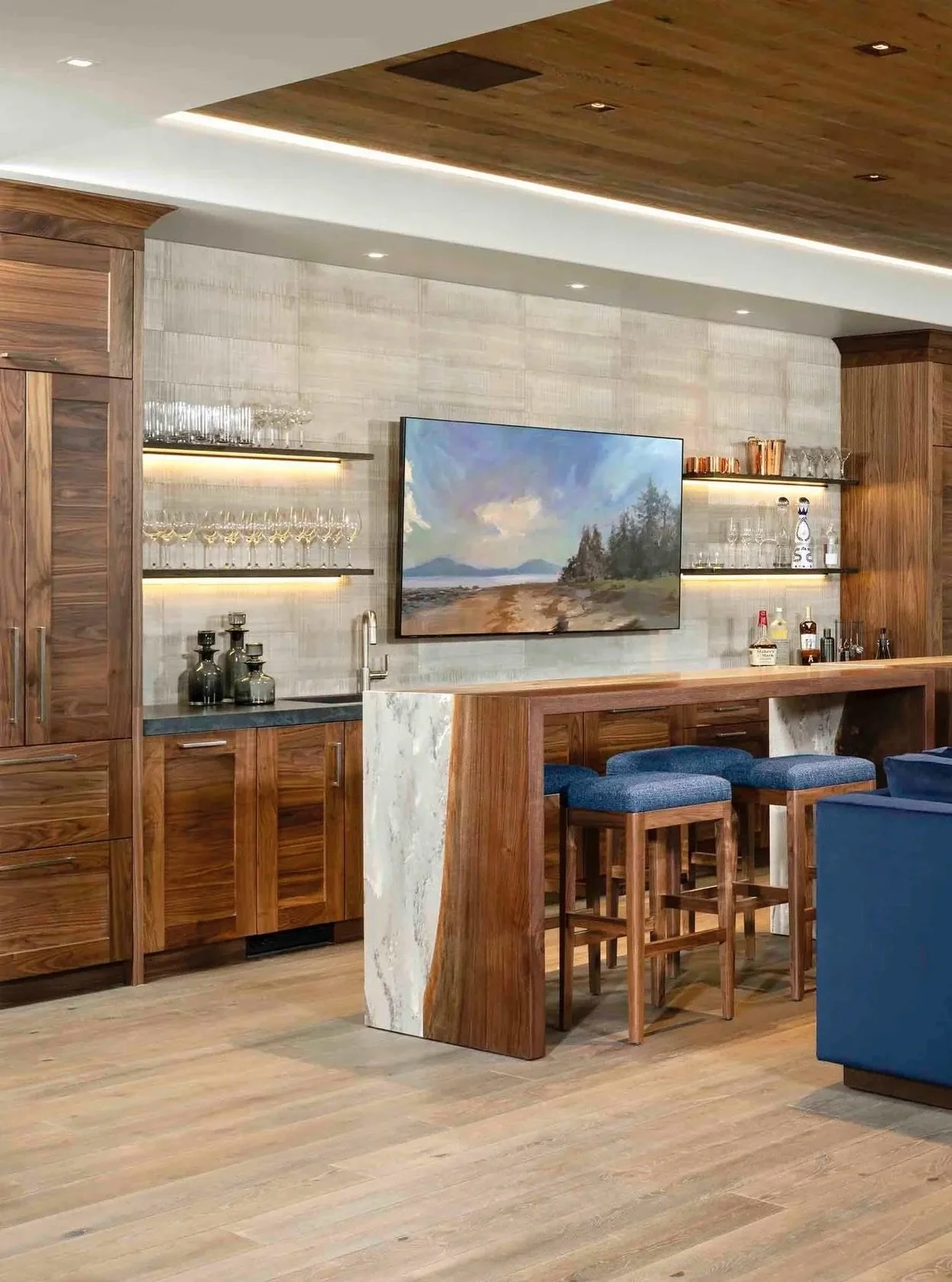 Who are you bingeing here with?

Lower level at Village Walk. Walnut from end to end.

#winslowhouse #vailvalley #homebar #walnutmillwork #mountainmodern
