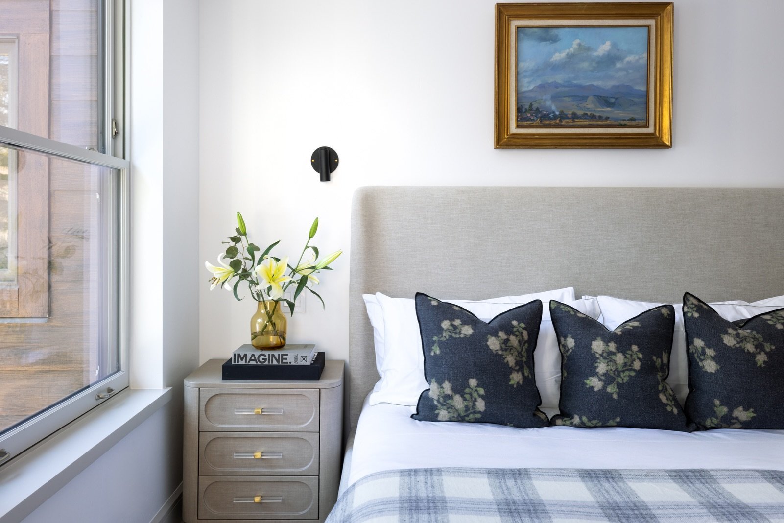 Flowers, a book, a good light. We don&rsquo;t overthink the nightstand.

Here&rsquo;s how it played out in four Vail Valley homes.

#winslowhouse #mountainmodern #coloradointeriordesign #nightstandstyling #bedsidetable