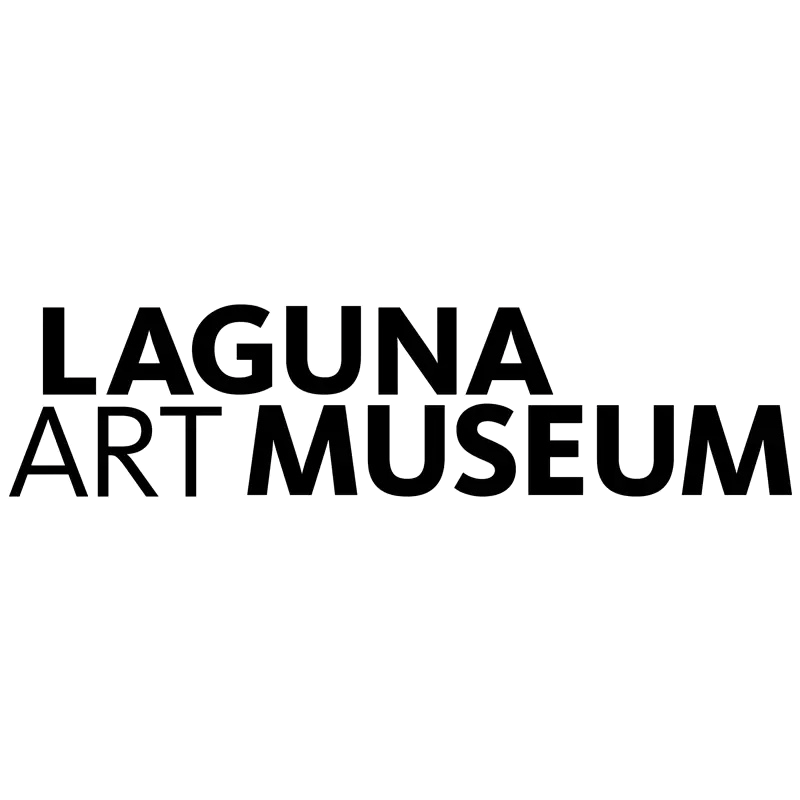 Black logo with an abstract figure on top and the text 'AUNÁ ARMUSENA' underneath.