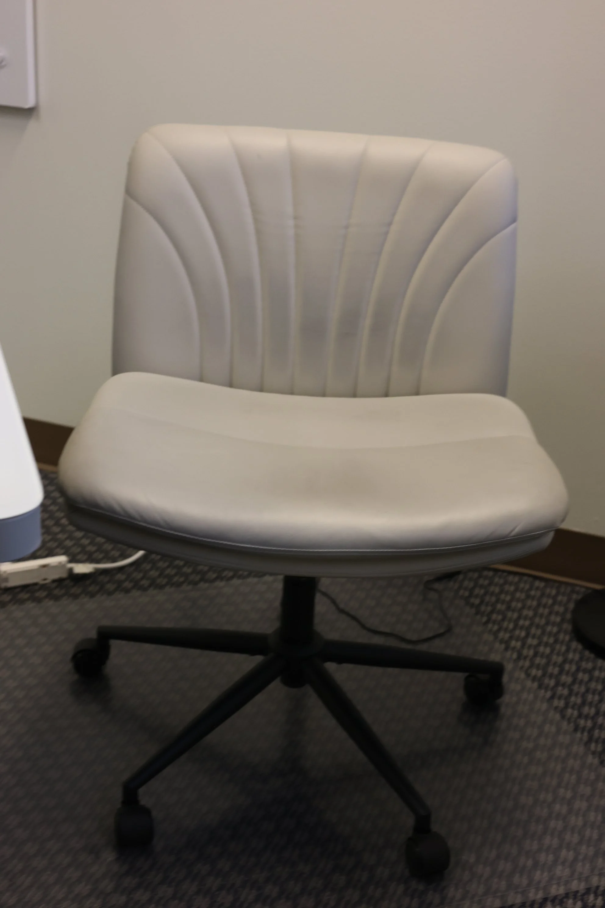 Armless Rolling Office Chair – Wide Seat (Cross-Leg Friendly)