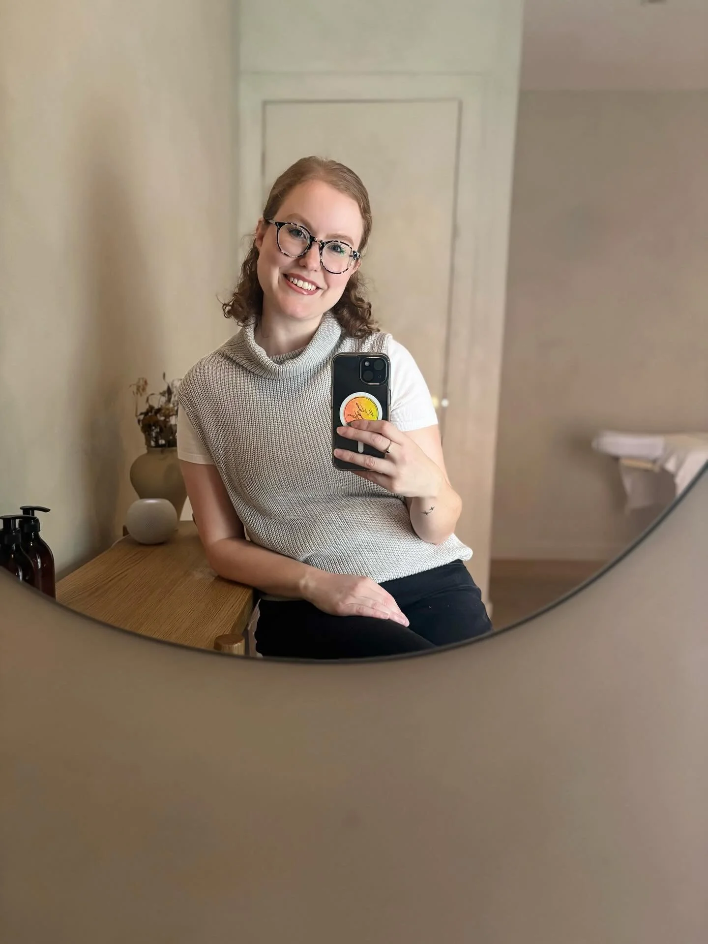 A moment with our Guest Service Representative, @alyssatessmusic. 🤎
Swipe for morning playlists, cozy favourites, and how she can spot a great massage before it starts.