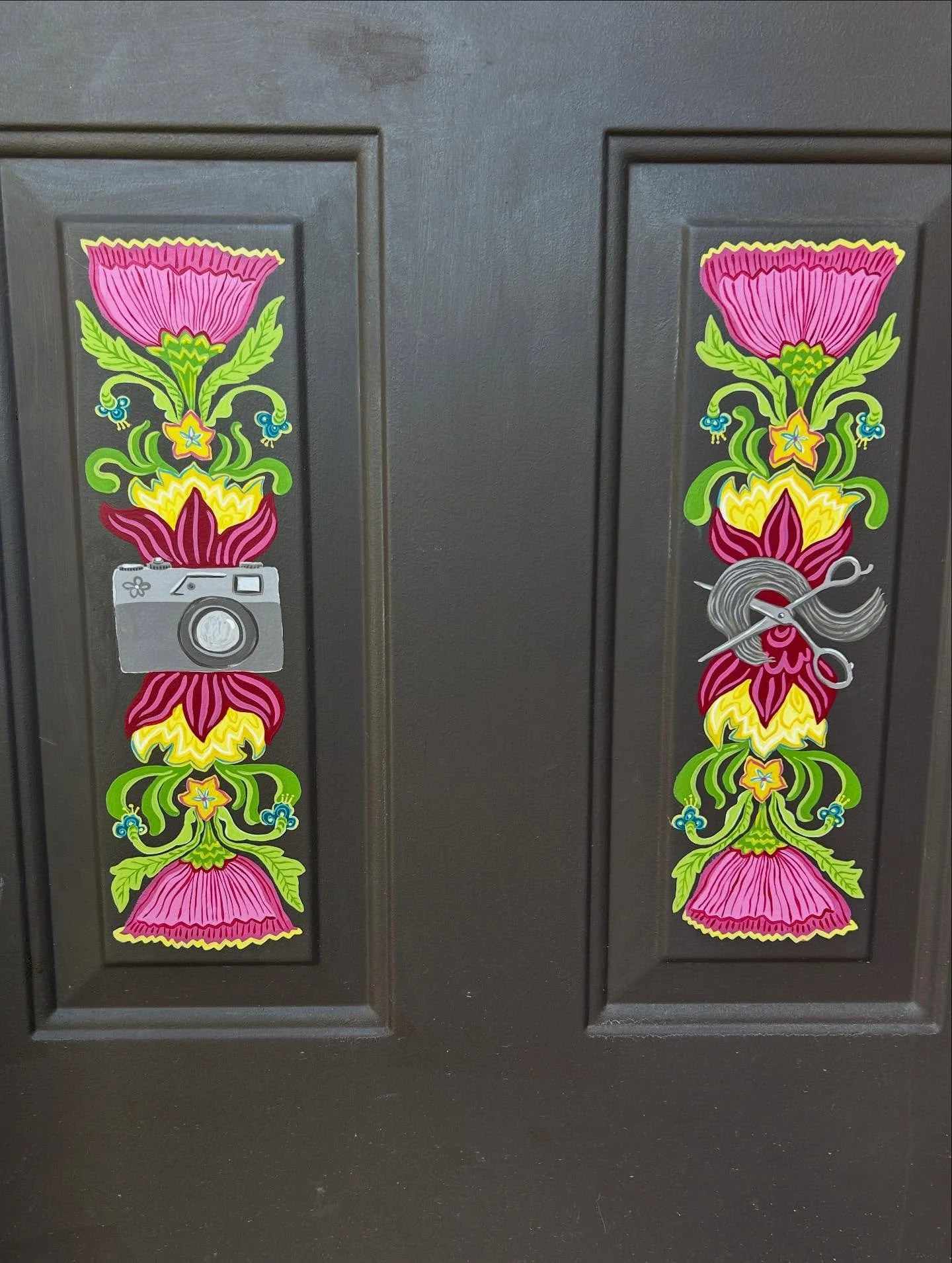 A couple weeks ago I had the honour of doing my first mural work for a client! @sarashortcuts invited me to paint these two designs on her door to represent her and her husband&rsquo;s passions (and help her haircut clients find the house) and I had 