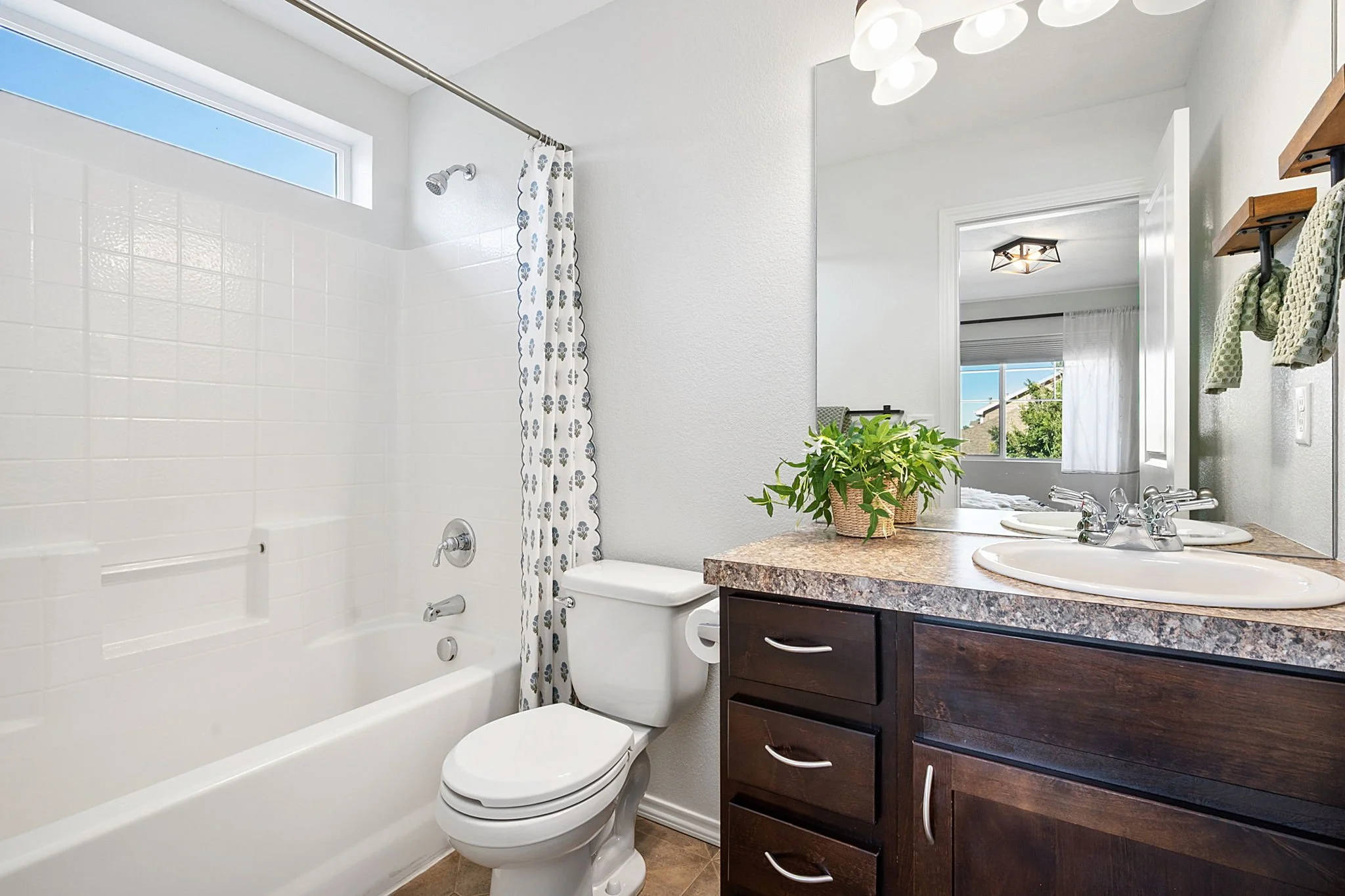 16-web-or-mls-371 Toronto St 16.jpg