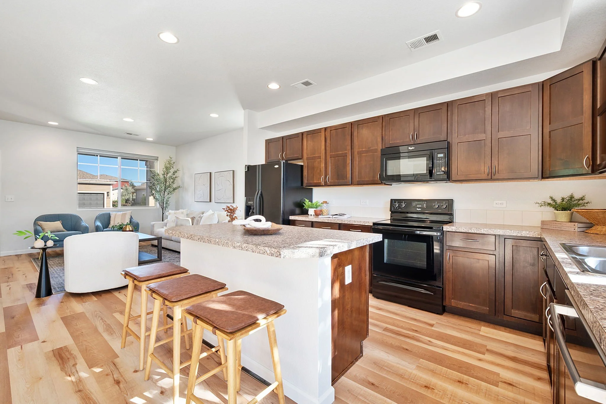 8-web-or-mls-371 Toronto St 8.jpg
