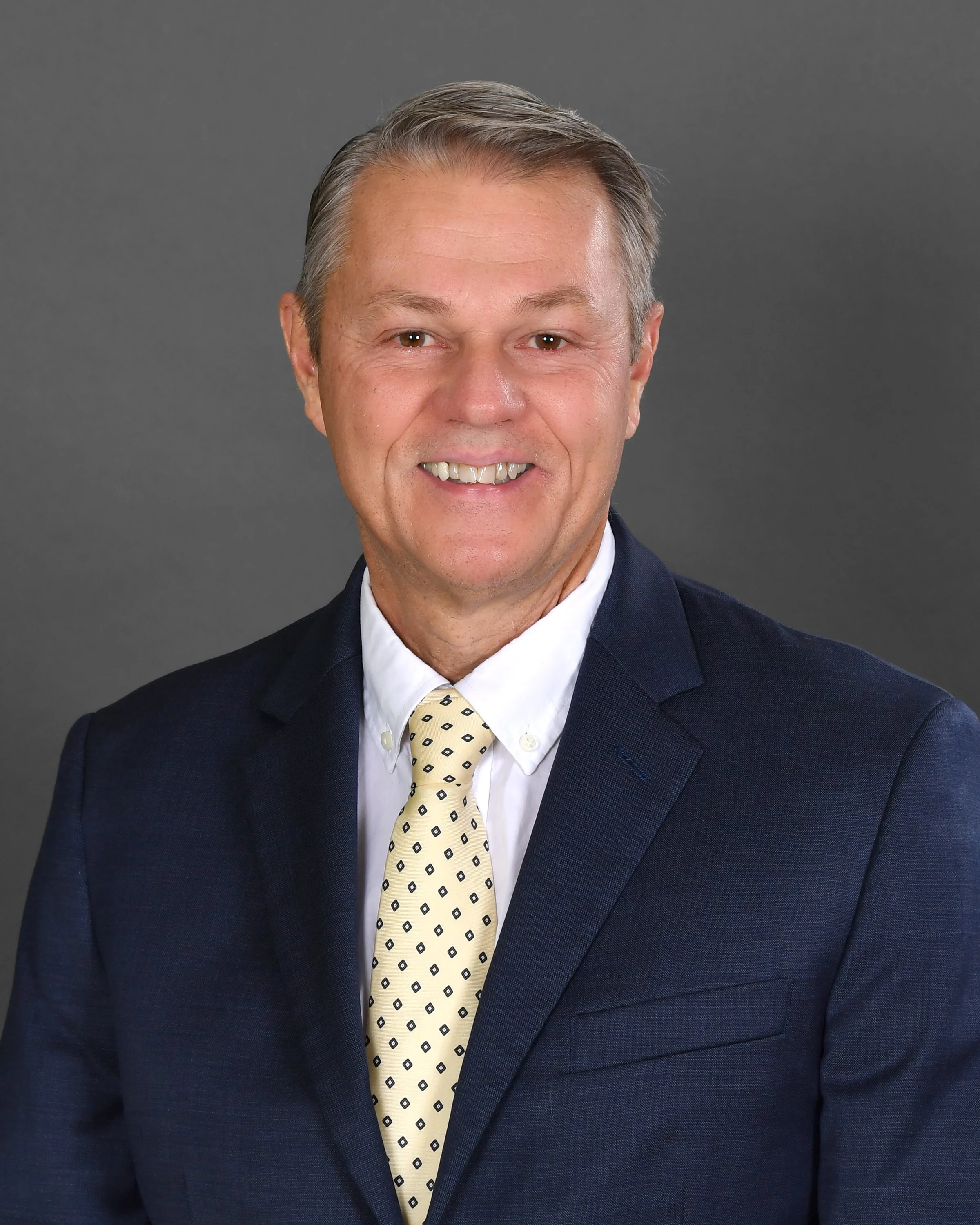 A stylized graphic of a person's profile wearing glasses, with a laurel branch on each side and the Latin phrase 'CULTURA VITAE' below.
