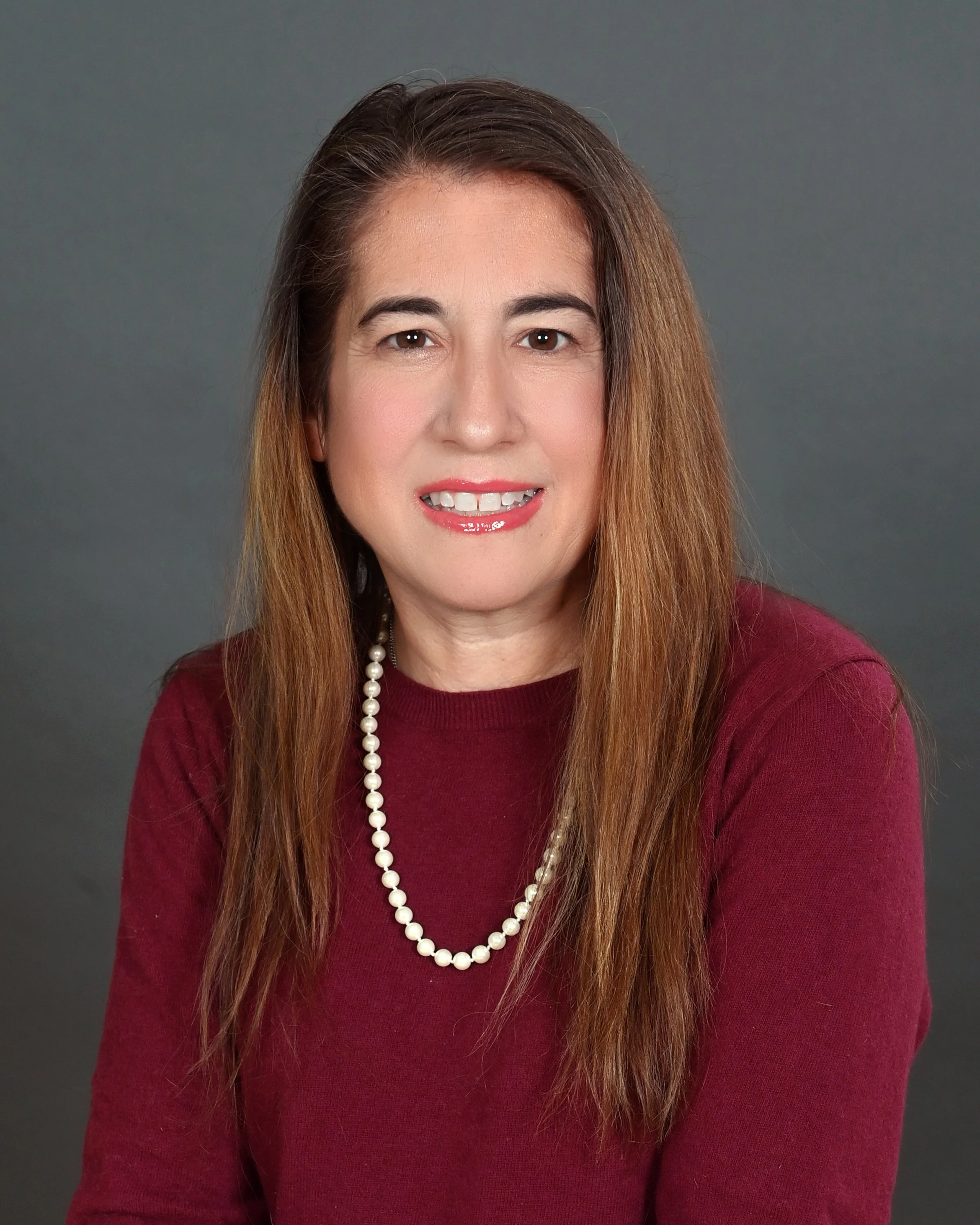 A stylized profile of a woman with glasses, framed by a circular border with olive branches and the Latin phrase 'CULTURA VITAE' underneath.
