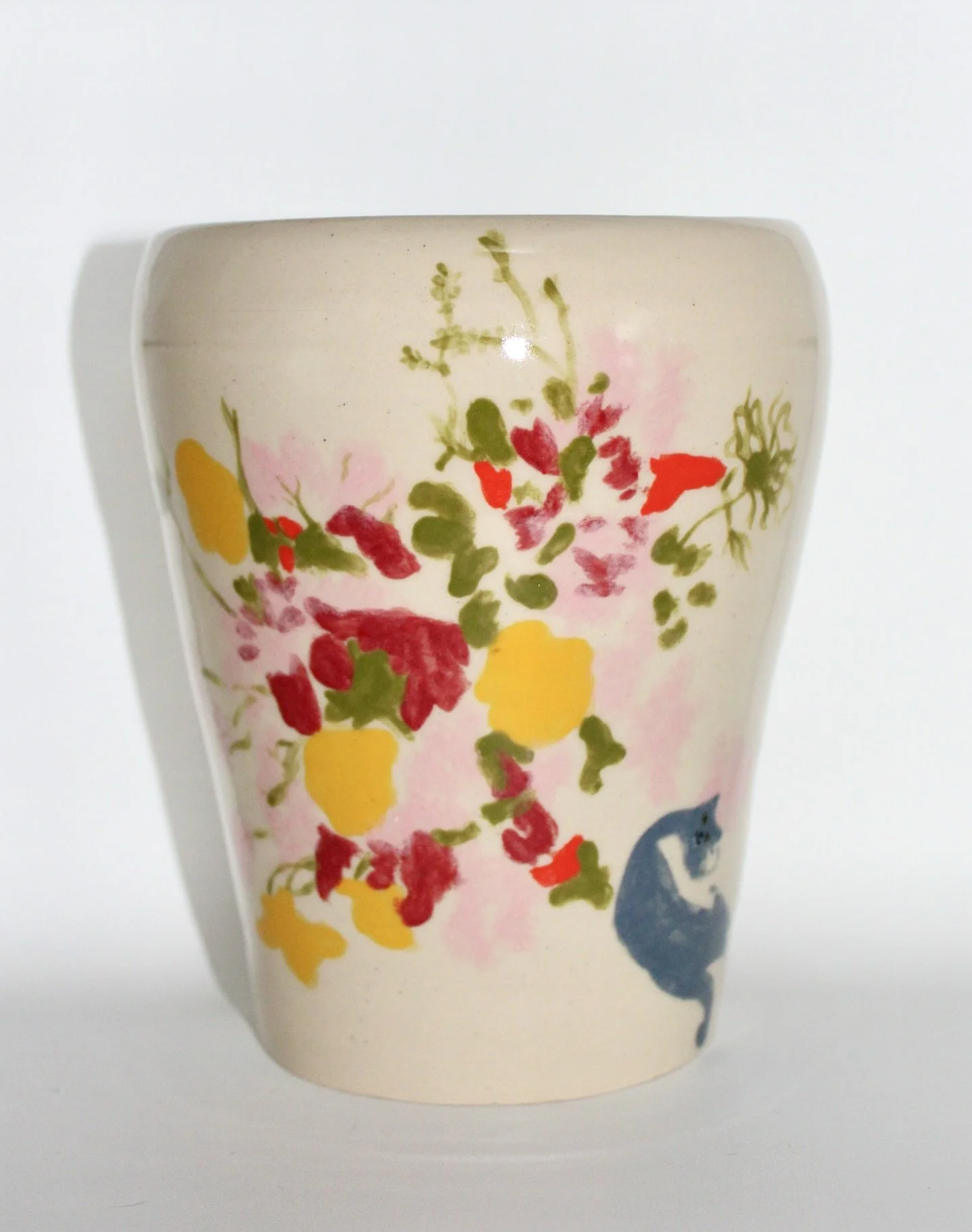 Here&rsquo;s how the vase in my last reel turned out! Commissioned as a gift for a florist, decorated with one of her amazing floral designs (and her cat!). Can&rsquo;t wait to see what arrangement ends up inside 🌷🌺🌻💐🌸🌺
