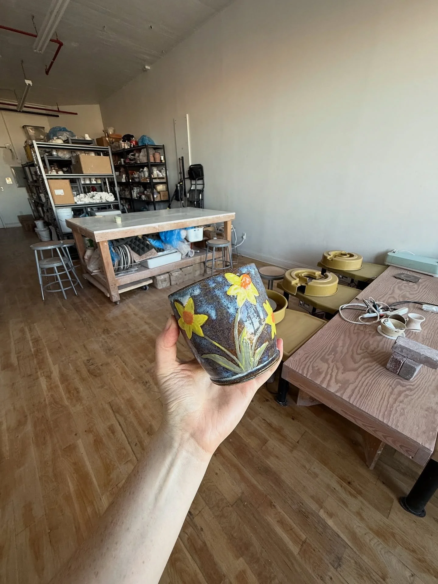 Cutie daffodil mug. This glaze (I think it was potters choice honey flux) turned out soooo blue over brown stoneware. Wasn&rsquo;t expecting it but it makes the yellow/orange flowers really pop!