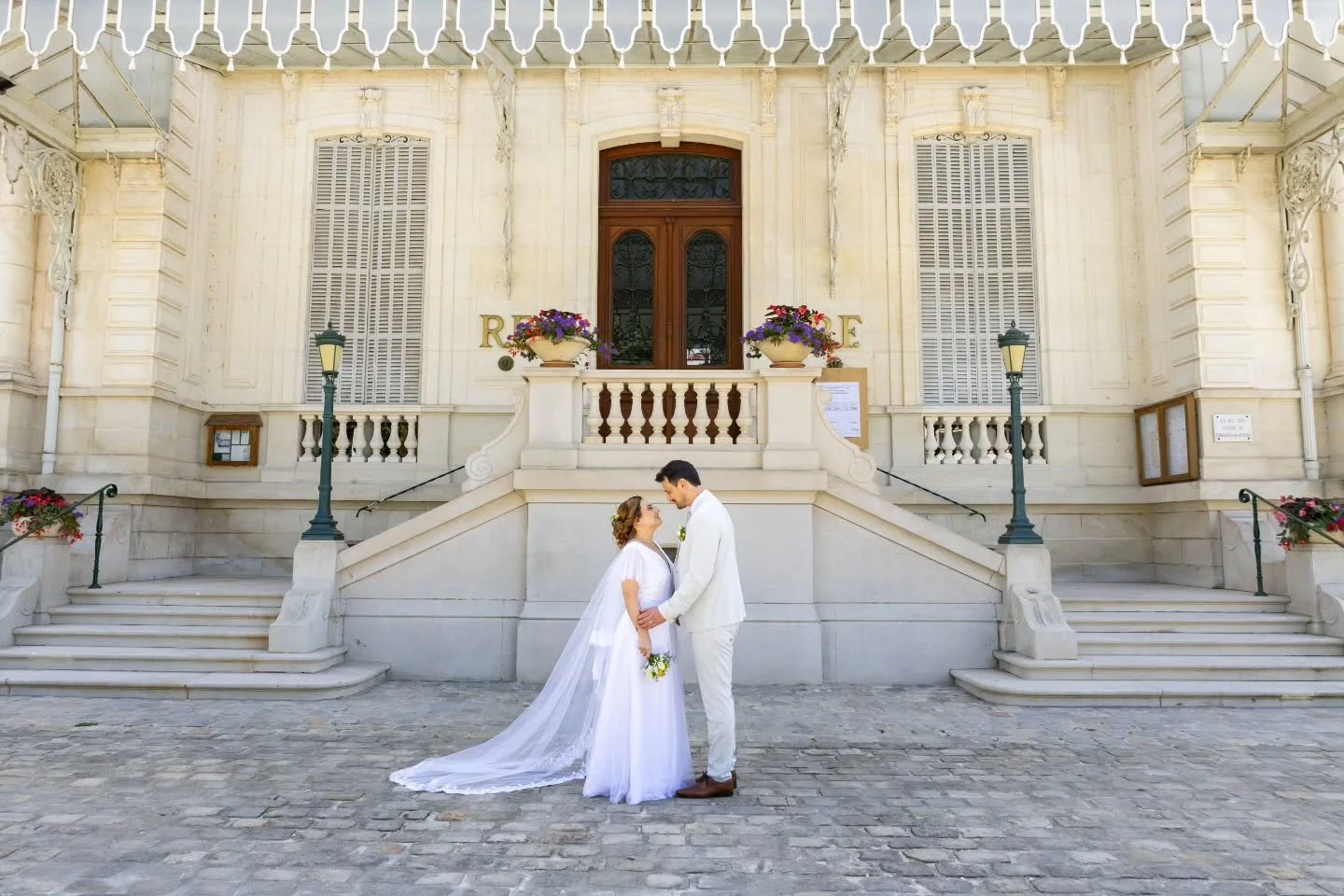 Faire partie du privil&egrave;ge d&rsquo;&ecirc;tre photographe, c&rsquo;est pouvoir accompagner les plus beaux moments de la vie de mes clients.
&Ecirc;tre pr&eacute;sente pour t&eacute;moigner de l&rsquo;amour de mes couples, puis voir leur famille