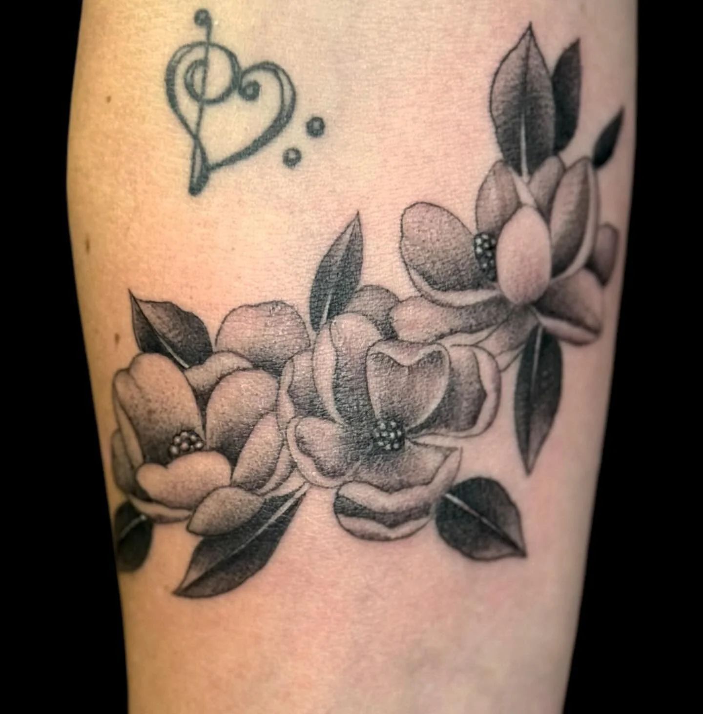 From @jonezyzaps at our private studio @heartinhand_est⁠
.⁠
Flowers are the best!!! Go to Ianjonestattoos.com for appointments