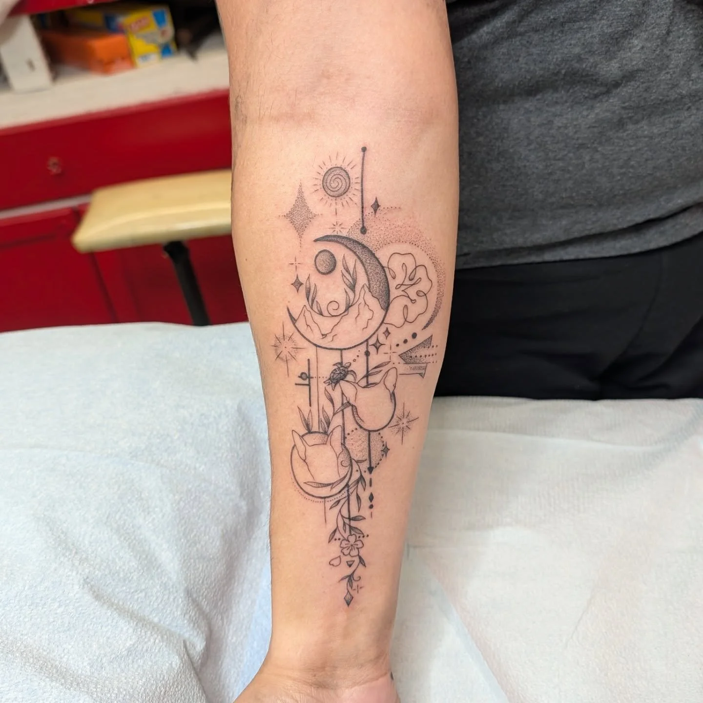 Done by @thatsnashd - David works at ⁠#ElmStreetTattoo #DeepEllum #DallasTexas⁠
⁠
Contact: E-mail dnash1972@gmail.com⁠
⁠
The bills never stop... so the work never stops.⁠
Rain, snow, or the mundane parts of life.⁠
The Machines will be running, hopefu