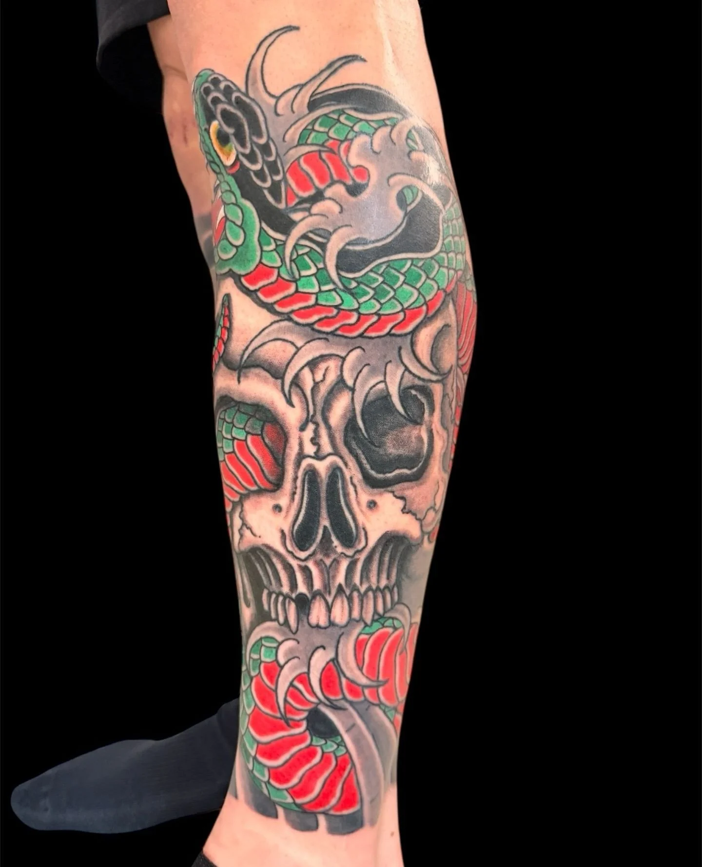 Done by: @rodrigo_canteras at #ElmStreetTattoo #DallasTexas #DeepEllum⁠
⁠
Contact: https://www.canterasirezumi.com/s/appointments for bookings.⁠
⁠
Second session on Ryan&rsquo;s leg today, 3hrs and 4hs. We still need to fill the inside of the leg and