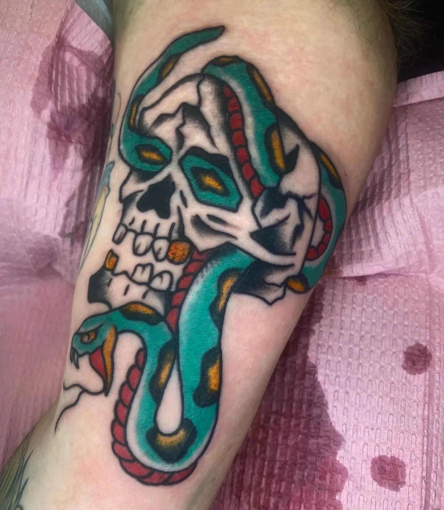 Done by @tattootroubadour at #ElmStreetTattoo #DeepEllum #HeartInHandLG #LowerGreenville #DallasTexas Al works at both @elmstreettattoo &amp; @heartinhand_lg⁠
⁠
Contact: awnbooking@gmail.com (430-201-9732) Book yours today or walk-in...⁠
⁠
Extra cool