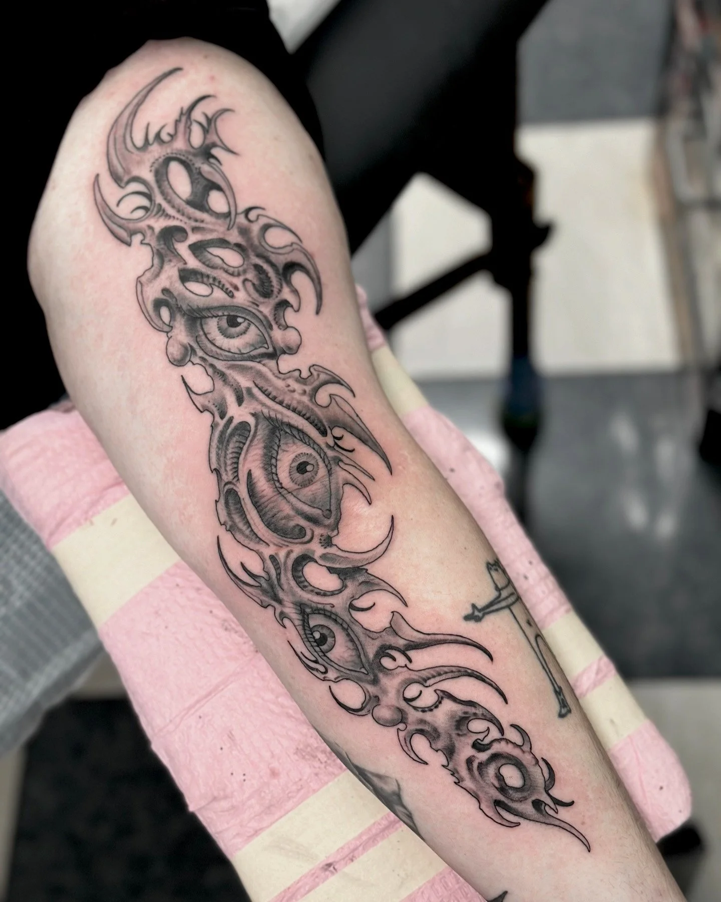 Done by: @david_steed at #ElmStreetTattoo #DallasTexas #DeepEllum⁠
⁠
Contact David: Text to book Monday or Tuesday. 501-952-7935⁠
⁠
Yesterday I was asked to do this weird take on BioMech and it was so much fun. I love the movement  and the texture an