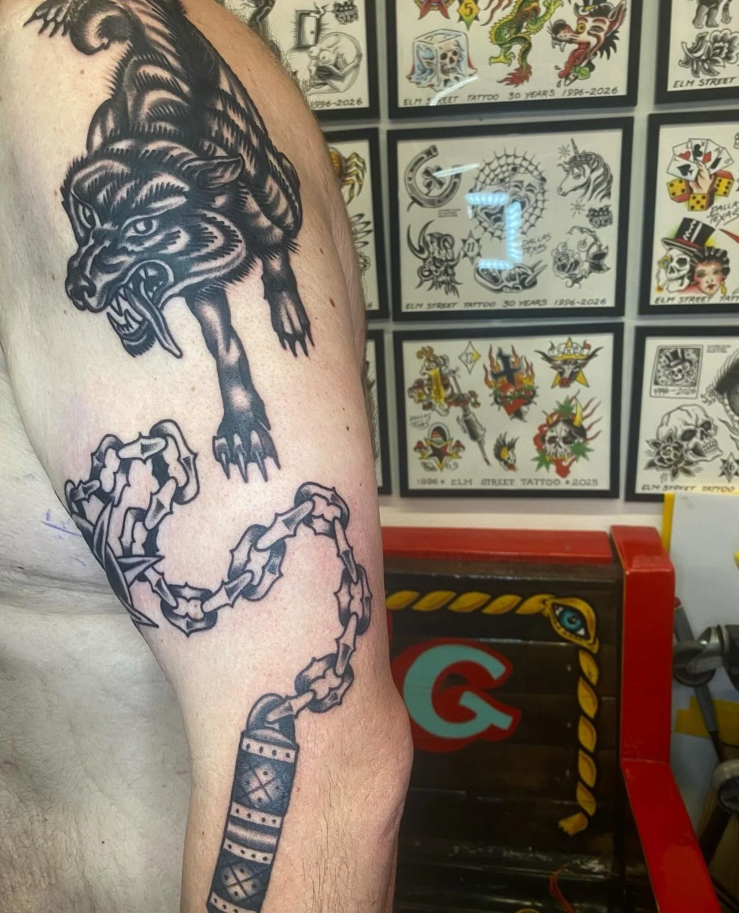 Done by @tattootroubadour at #ElmStreetTattoo #DeepEllum #HeartInHandLG #LowerGreenville #DallasTexas Al works at both @elmstreettattoo &amp; @heartinhand_lg⁠
⁠
Contact: awnbooking@gmail.com (430-201-9732) Book yours today or walk-in...⁠
⁠
A couple o