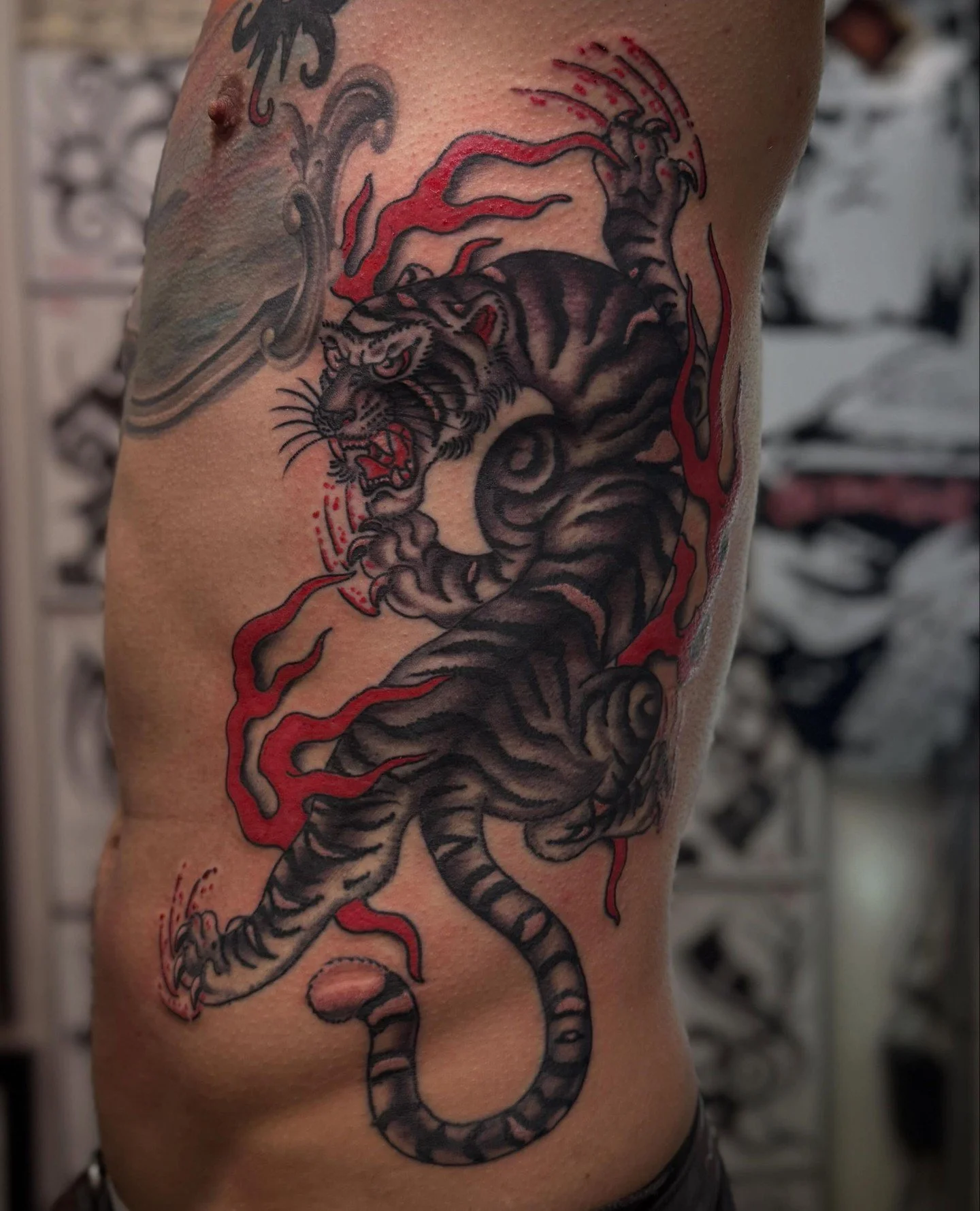Done by @jacobyoungtattoo at #ElmStreetTattoo #DallasTexas #DeepEllum⁠
⁠
Contact: https://www.jacobyoungtattoo.com/book or DM⁠
⁠
Tiger on the ribs for Robert. He knows what&rsquo;s up. Done @elmstreettattoo DM for Questions/ BOOK IN BIO. ⁠