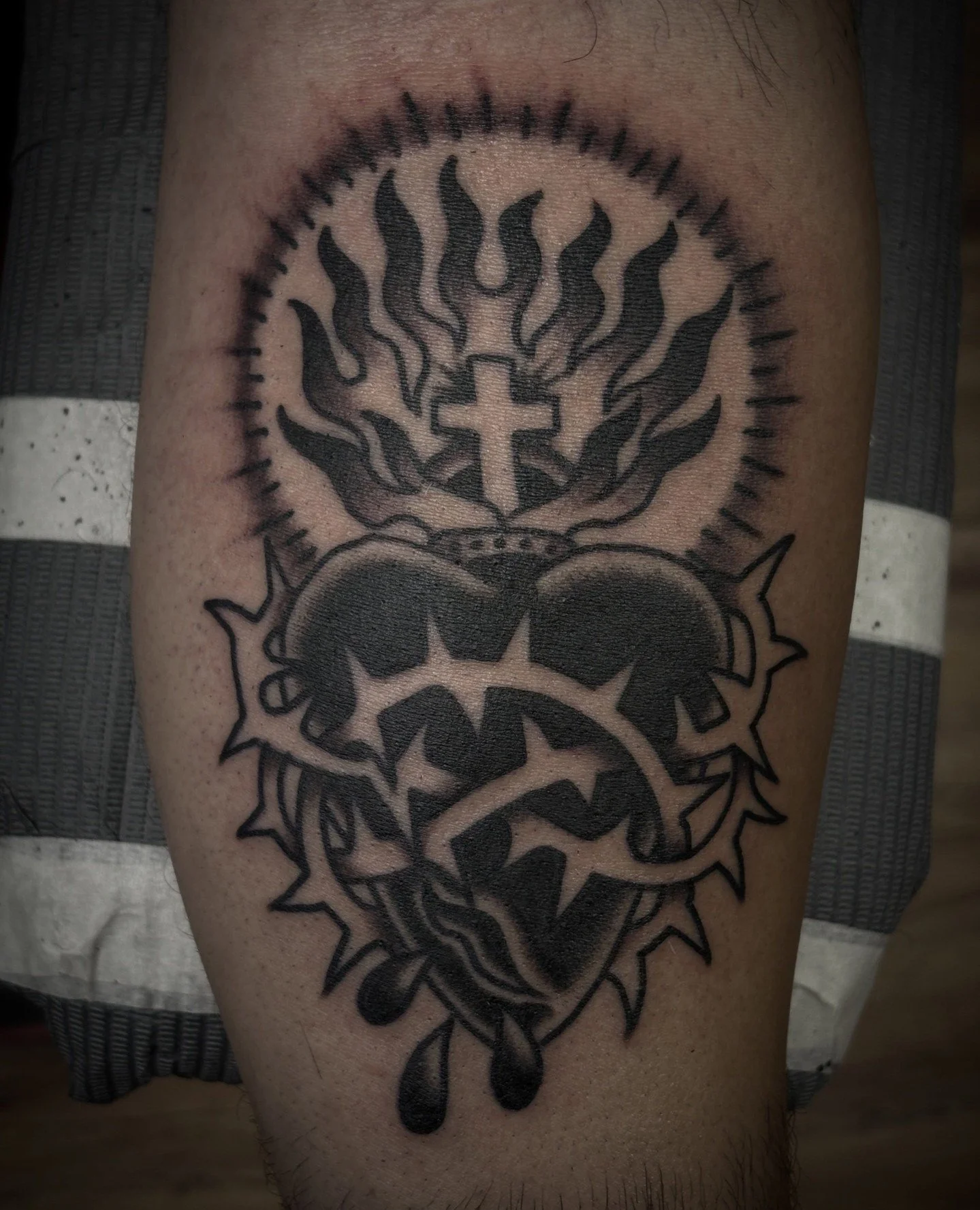 Done by @losgonzaleztattoo at #ElmStreetTattoo #DeepEllum #DallasTexas #HeartInHandArlington⁠
⁠
Contact: DM for Appointments⁠
⁠
Sacred Heart for Jesse.