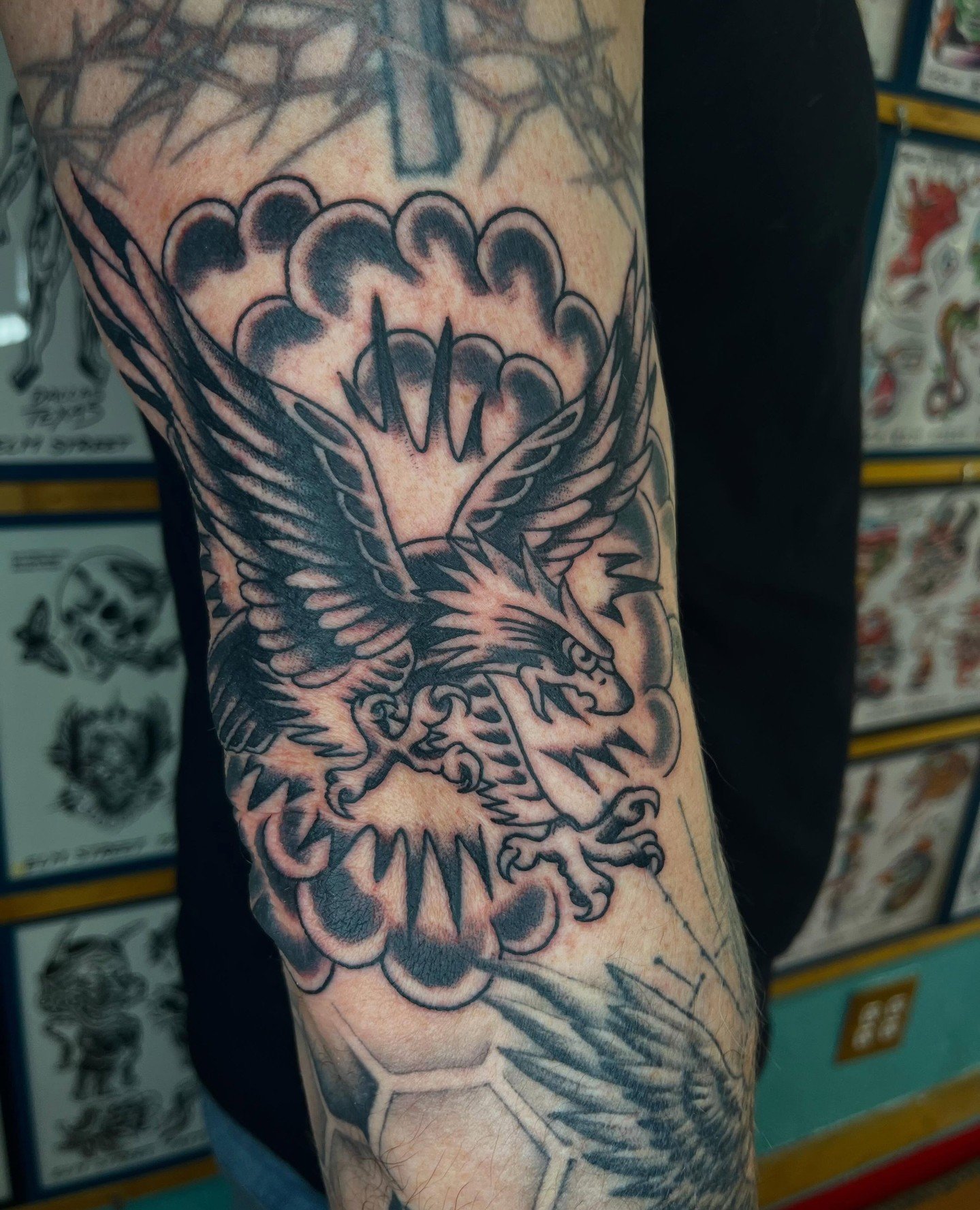 Done by @tattootroubadour at #ElmStreetTattoo #DeepEllum #HeartInHandLG #LowerGreenville #DallasTexas Al works at both @elmstreettattoo &amp; @heartinhand_lg⁠
⁠
Contact: awnbooking@gmail.com (430-201-9732) Book yours today or walk-in...