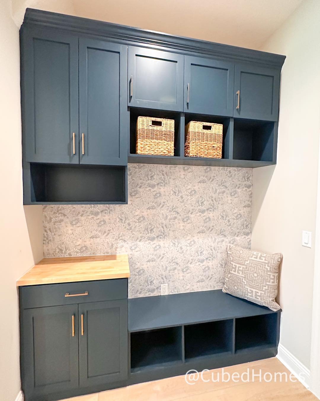 Drop Zone 

#sherwinwilliamspaint #dropzone #cubedhomes #storage #storagesolutions #sherwinwilliamsgaleforce  #wallpaper