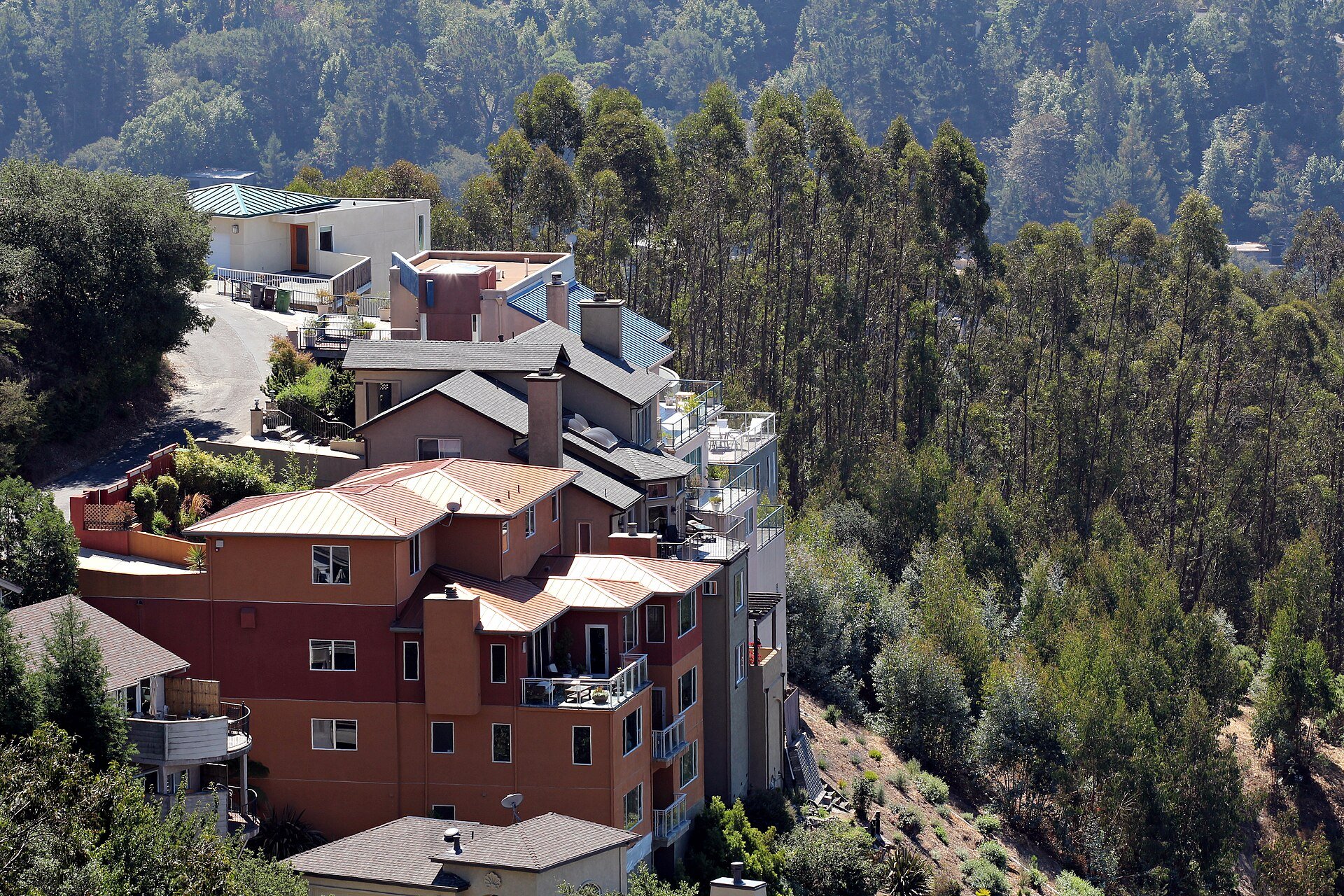 Housing_in_Oakland_Hills.JPG