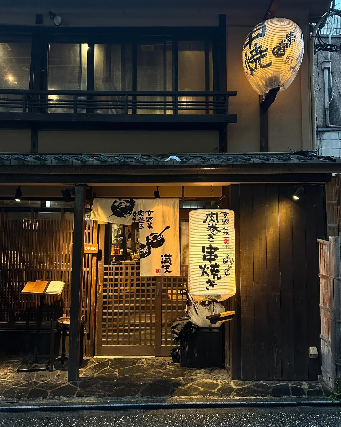 Caminanando por las calles Motoyoshicho, Shiromorikicho y Wakamatsucho en Kioto, donde ves la arquitectura tradicional japonesa. 

Shiromorikicho es una calle tranquila cerca de los templos.

En Wakamatsucho hay residencias tradicionales y comercios 