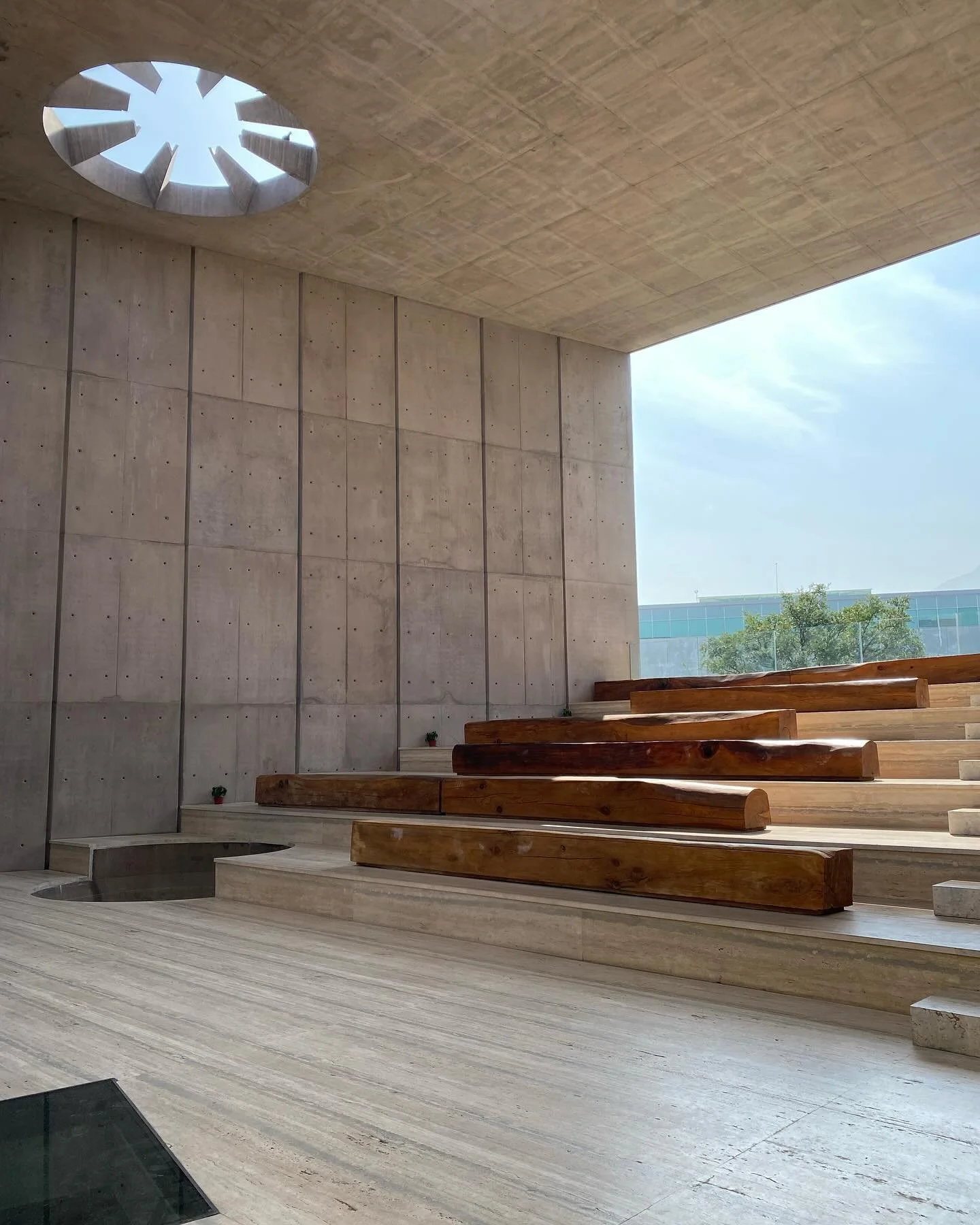 El Espacio de Reflexi&oacute;n dise&ntilde;ado por el arquitecto Mexicano Alberto Kalach est&aacute; en el ITESM y es una obra que combina la arquitectura minimalista con un simbolismo espiritual y cultural. 

El espacio fue creado como un lugar dedi