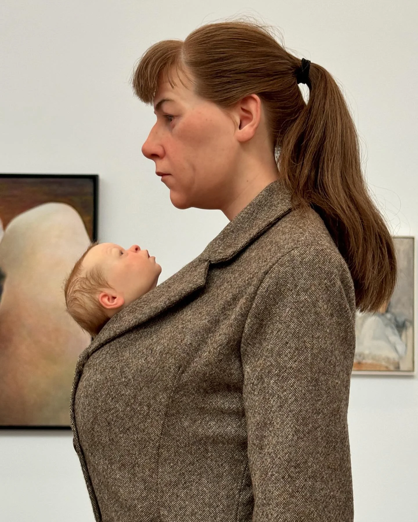 Woman with Shopping, escultura del artista Australiano Ron Mueck en el MFAH.

Te muestra la compleja relaci&oacute;n entre una madre y su hijo durante las primeras etapas de la vida del beb&eacute;, cuando la madre asume la inmensa responsabilidad de