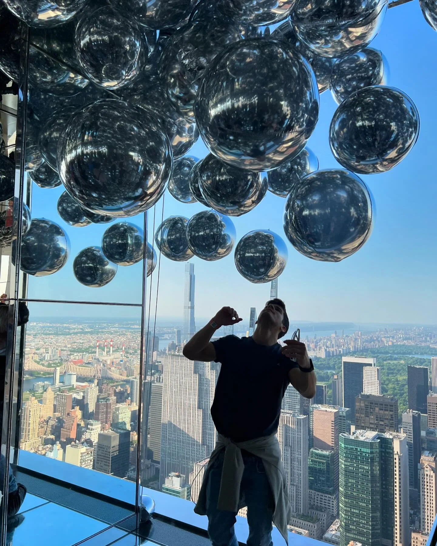 Air Affinity es una experiencia inmersiva que forma parte de SUMMIT One Vanderbilt, un observatorio en el edificio One Vanderbilt en Nueva York. 

Air Affinity es una instalaci&oacute;n dentro de Air, una obra de arte multisensorial dise&ntilde;ada p