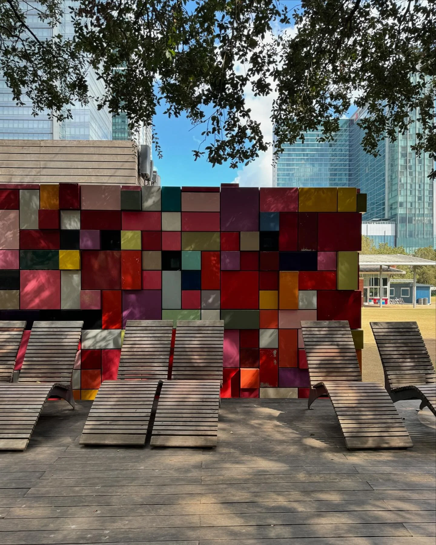 Synchronicity of Color es una obra  de la artista brit&aacute;nico-estadounidense Margo Sawyer, ubicada en el parque Discovery Green, en Houston, Texas. 

Es parte del proyecto de esculturas de arte p&uacute;blico y conocida por su  uso del color y s