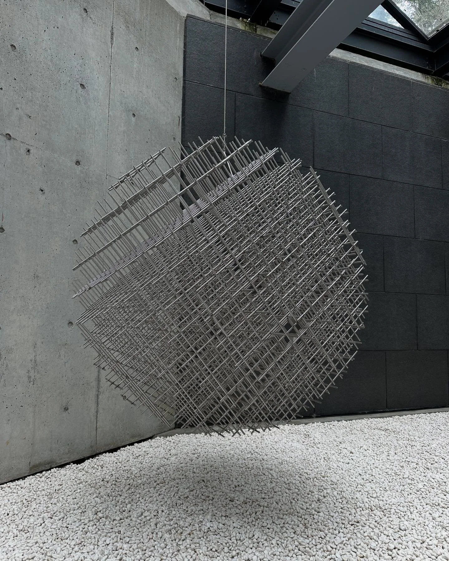 La escultura Sphere &ndash; M&eacute;galithe en el Hakone Open-Air Museum en Jap&oacute;n del artista franc&eacute;s Fran&ccedil;ois Morellet es un ejemplo de su abstracci&oacute;n geom&eacute;trica.

Morellet es conocido por sus obras geom&eacute;tr