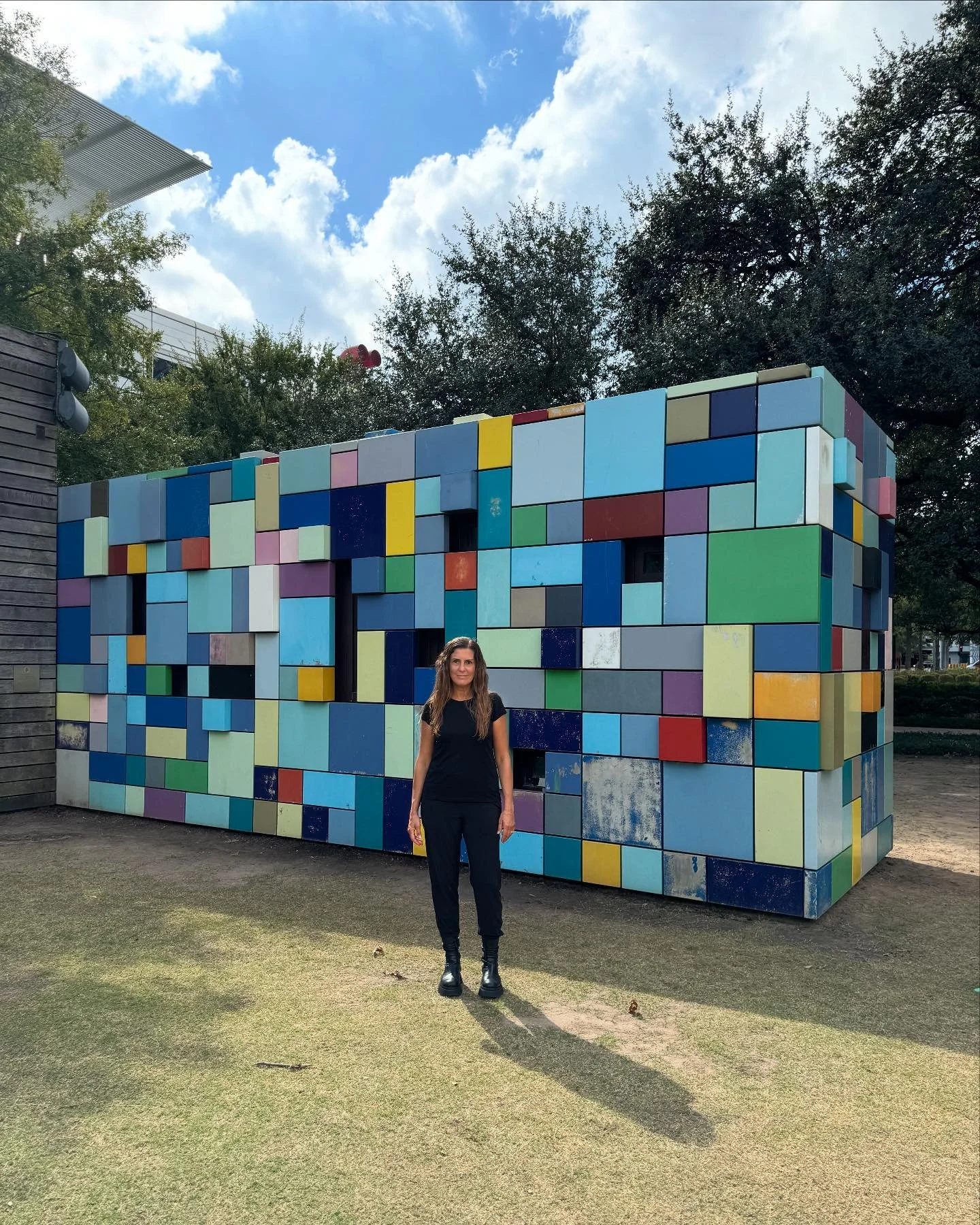 Synchronicity of Color es una obra  de la artista brit&aacute;nico-estadounidense Margo Sawyer, ubicada en el parque Discovery Green, en Houston, Texas. 

Es parte del proyecto de esculturas de arte p&uacute;blico y conocida por su  uso del color y s