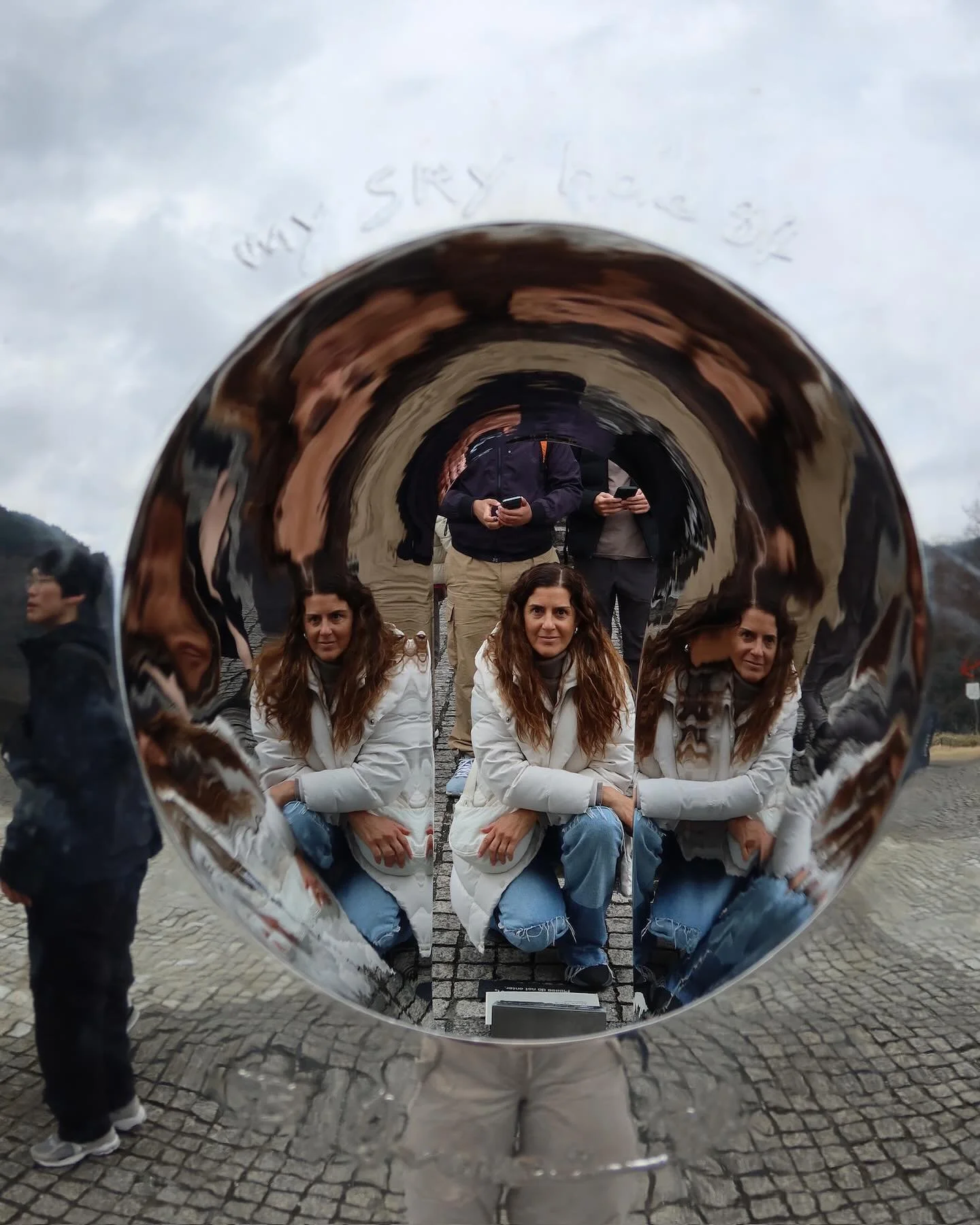My Sky Hole 84 es una escultura del artista japon&eacute;s Bukichi Inoue, ubicada en el Hakone Open-Air Museum en Jap&oacute;n. 

La escultura consiste en una esfera  de acero inoxidable pulido, con un  agujero en el centro.

Se refleja en su superfi