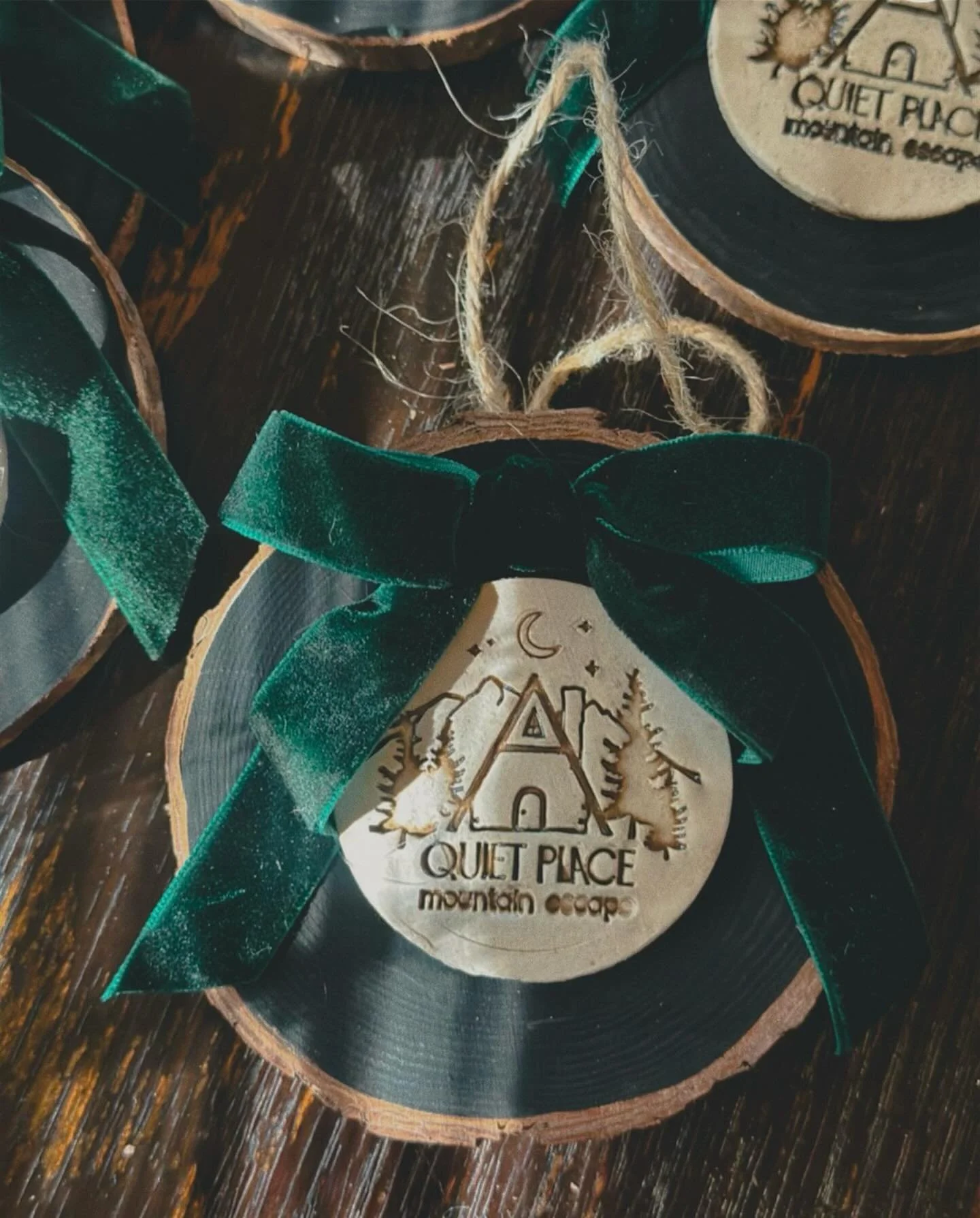 Trade the hustle for a quiet holiday in the mountains.
Crackling fires, cozy cabins, star-filled nights.
Use code HOLIDAYKEEPSAKE to claim your free keepsake ornament  when you book a stay in December 2026🌲✨
#aframe #arkansas #holidays #christmas #a