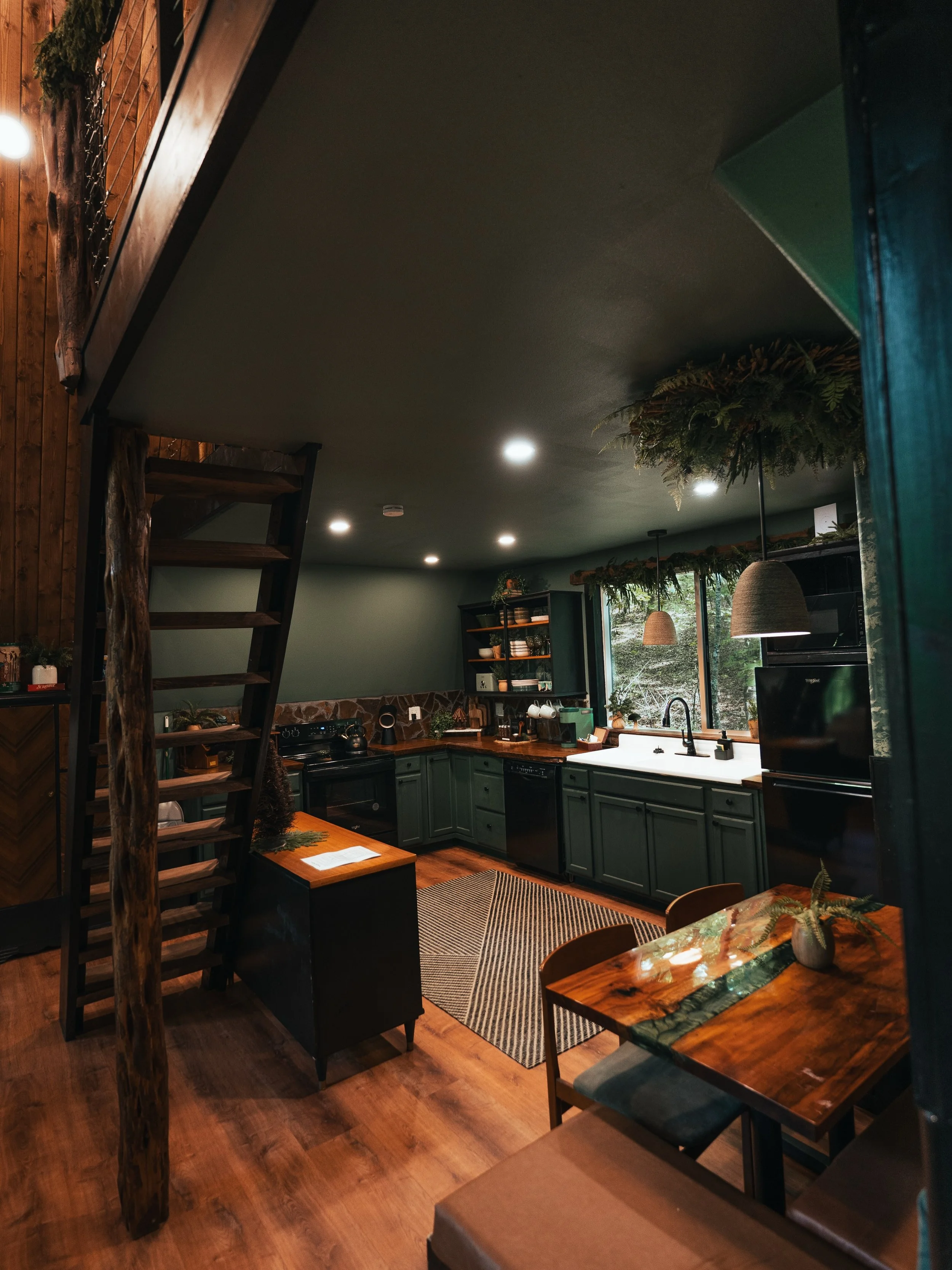 Craving a getaway where the only thing on my to-do list is slow down😍

🤎

#AQuietPlaceMountainEscape
#MenaArkansas
#ArkansasCabins
#AFrameCabin
#CabinGetaway
