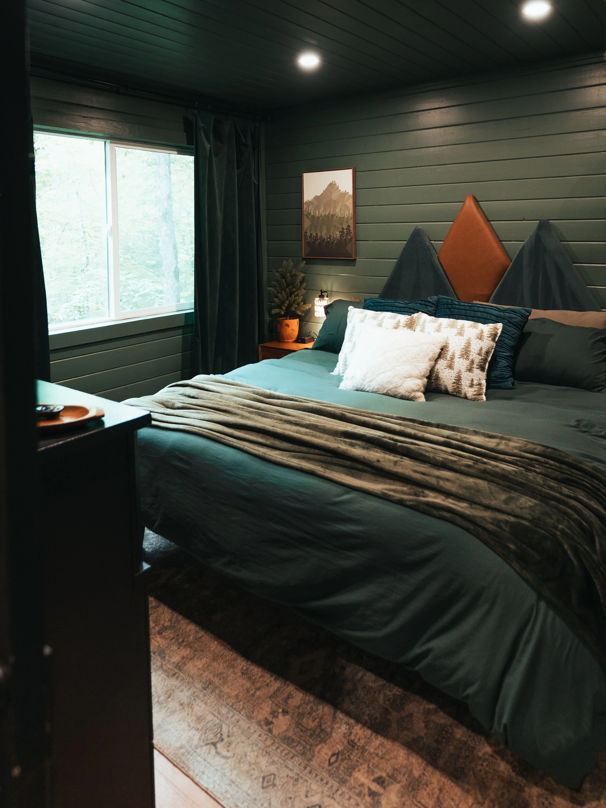 Some mornings are meant to start slowly. 🌲☕️

Wake up surrounded by the woods, stay tucked under the covers a little longer, and enjoy having absolutely nowhere you need to be.

Your mountain escape is waiting. 🤎

#AQuietPlaceMountainEscape #MenaAr
