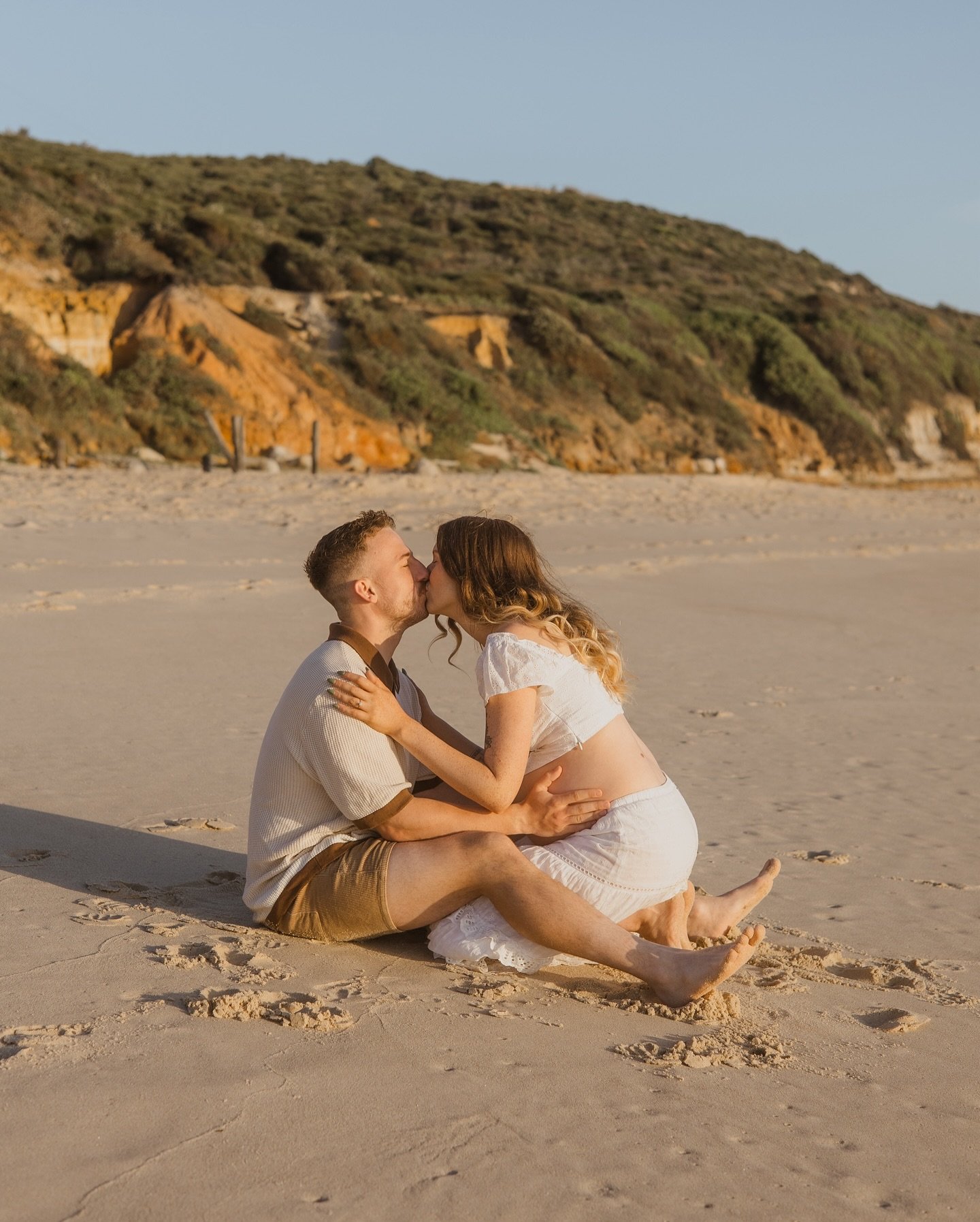 Golden hour, growing love, and the sweetest anticipation. Capturing this beautiful journey to parenthood full of warmth, connection, and soul.