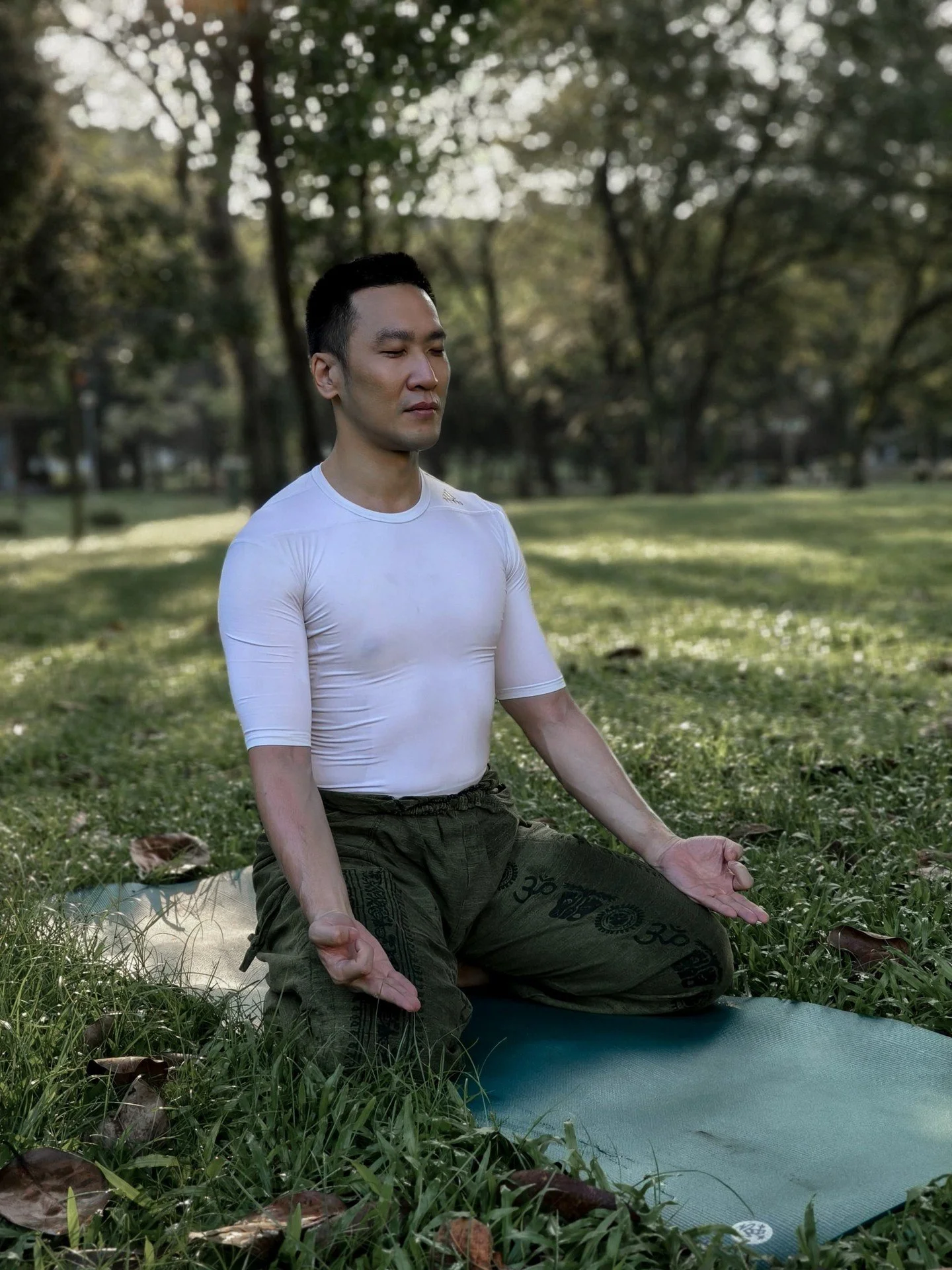 This #WellnessWednesday, take a moment to pause. Whether you're on your mat or off your mat, find a quiet space, close your eyes and breathe. 

Some mindful breathing exercises you may choose to adopt:
🍃 Awareness of breath: Inhale, I am breathing i