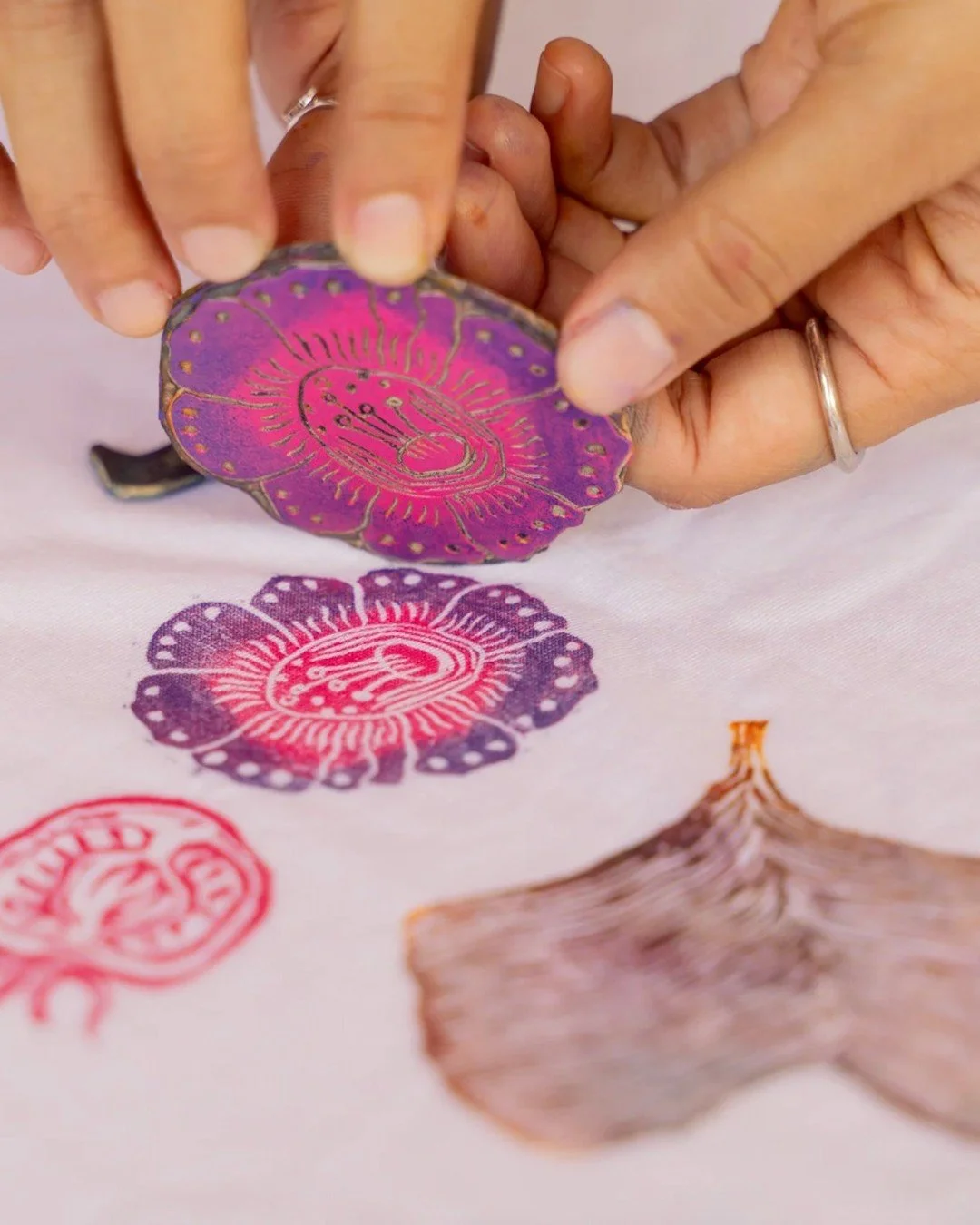 Join our returning guest facilitator @angelineartroom for a meditative art session where we discover the quiet joy of the tactile experience of bringing a mandala pattern to life. You may remember Angeline from her various art workshops held in our s