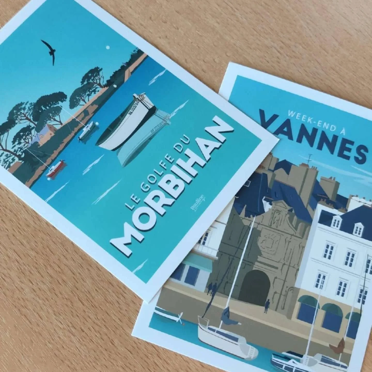 ✉️✨&nbsp;Des mots qui rapprochent 🖋️

D&eacute;but septembre, les pilotes de Permis de Construire 56 ont pris la plume lors d&rsquo;un atelier collectif pas comme les autres.

Une carte postale en main, chacun a &eacute;crit : un souvenir d&rsquo;&e