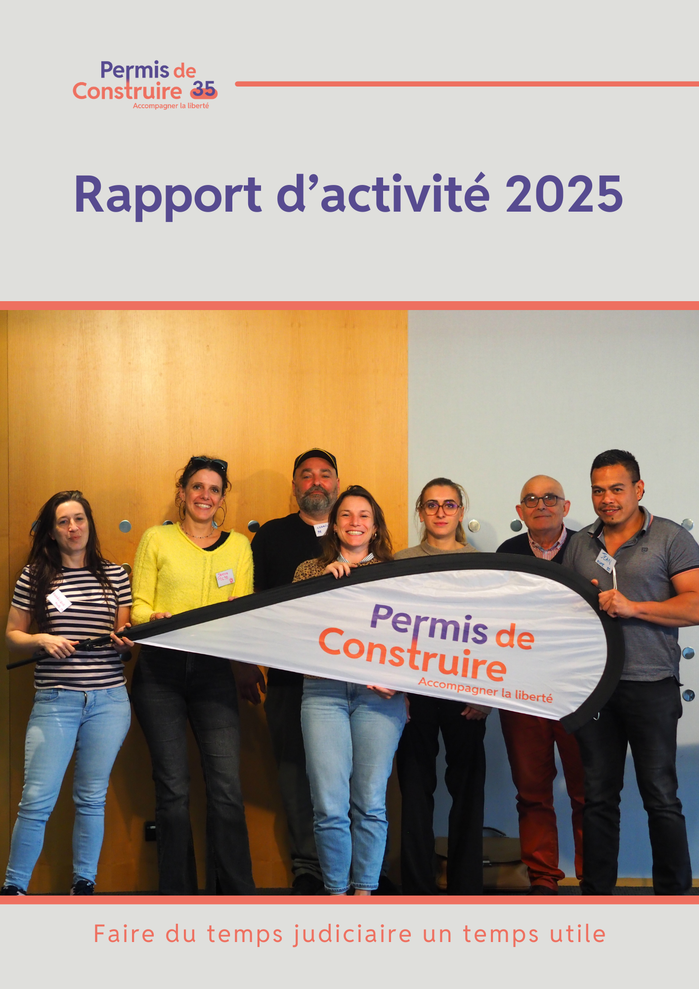 Une photo de groupe de personnes tenant une banderole avec le logo 'Permis de construire'.