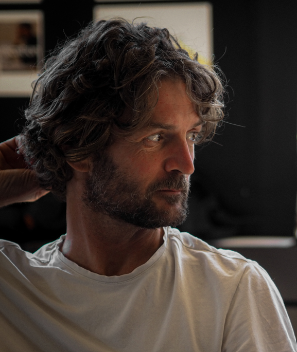 Balle jaune avec un visage souriant, arrière-plan flou de verdure.