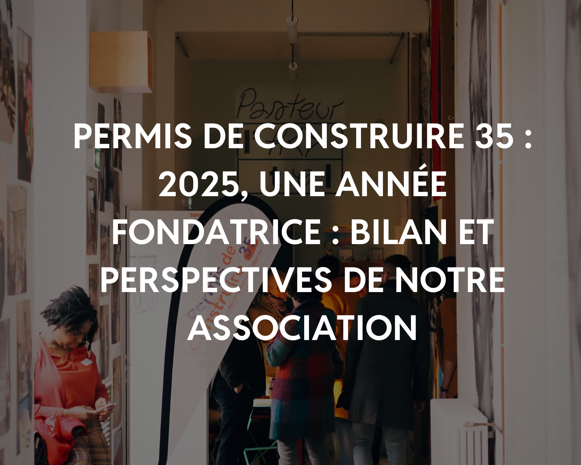 un rassemblement de personnes dans une salle avec affiches et panneaux, participant à un événement