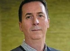 Portrait d'une personne avec un fond flou beige.