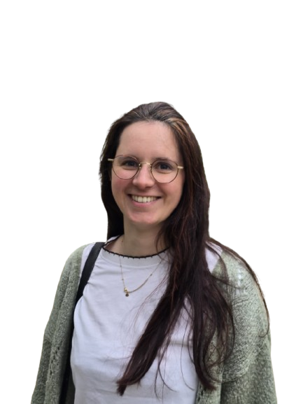 Une jeune femme souriante avec des lunettes, portant un t-shirt blanc et un pull gris, avec un sac à dos, isolée sur fond transparent.