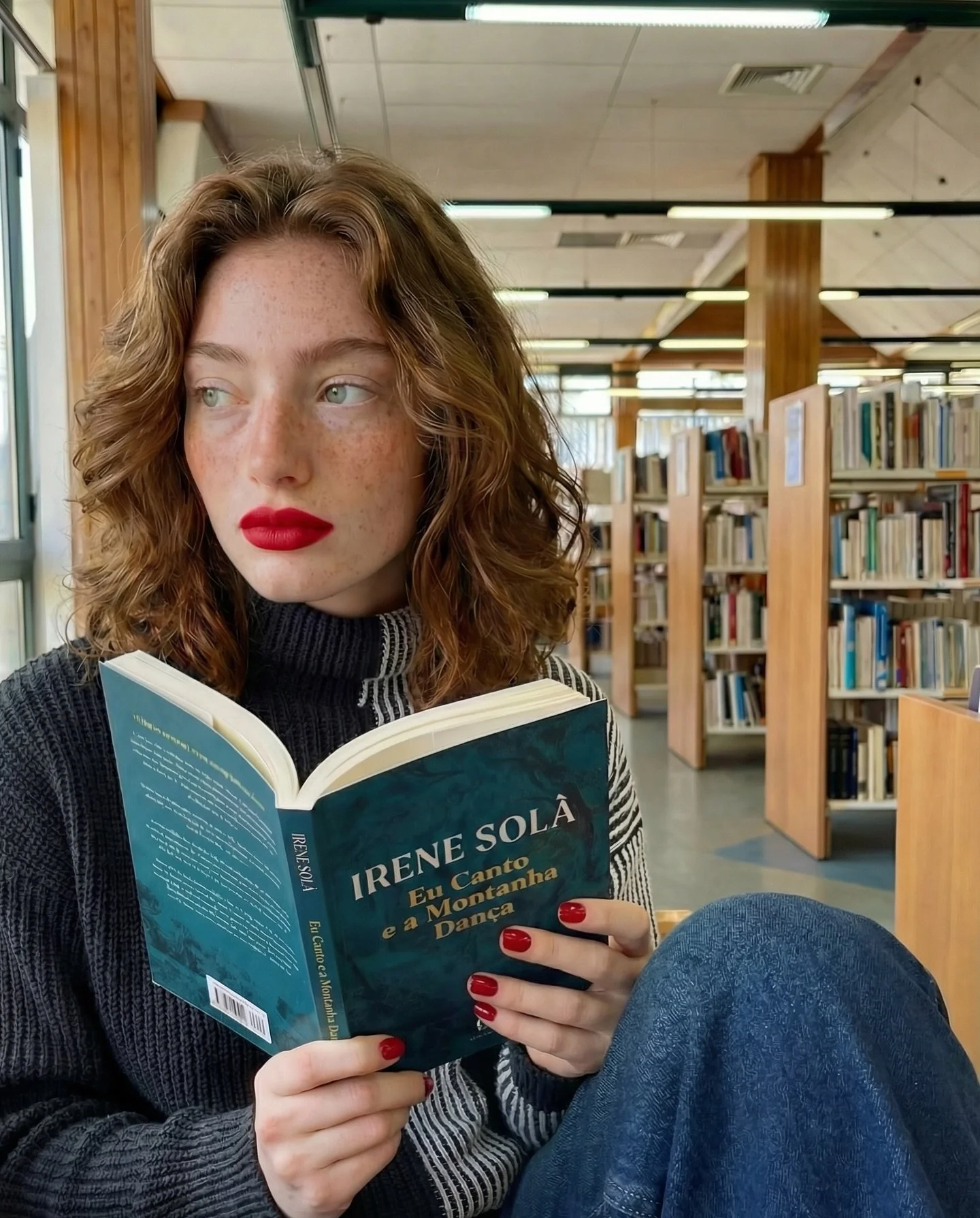 Reading Irene Sol&agrave; like it&rsquo;s no big deal.
(It is.)&rdquo; 💄📖

#QuietFlex #LibraryVibes #MainCharacterMood