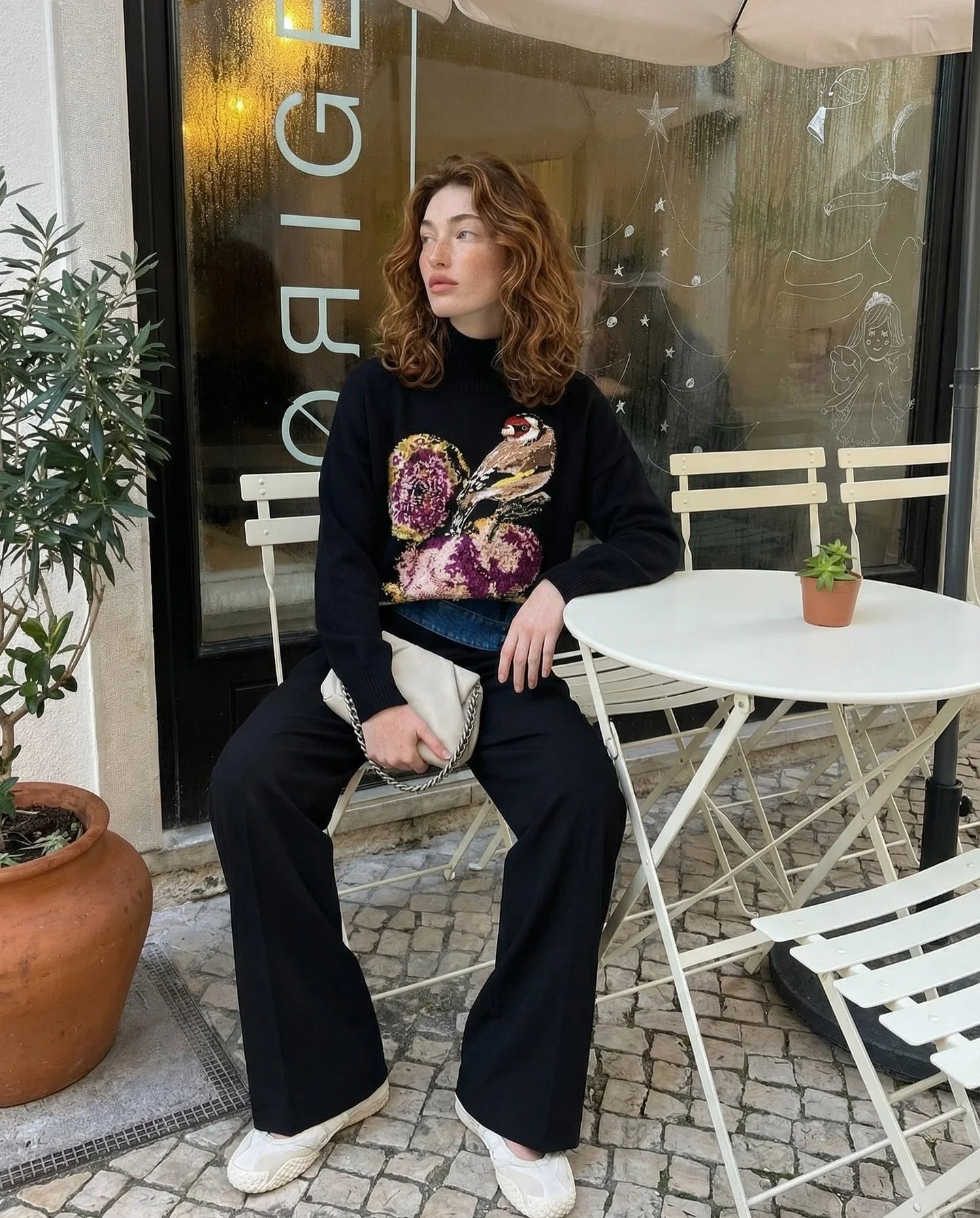 This is me pretending I don&rsquo;t plan to come back here every day. 🤍☕️

#coffeeroutine #cuteplaces #origemcoffee #dailyrituals