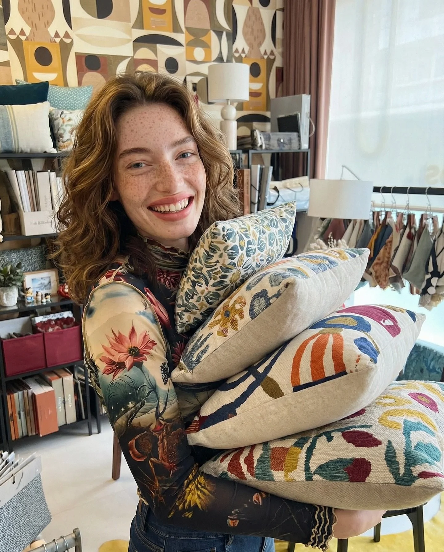 Me: &ldquo;I&rsquo;m just looking.&rdquo;
Also me, 3 minutes later at @westofmine: emotionally attached to 5 cushions. 🫠🛍️

#WestOfMine #InteriorObsessed #CaldasDaRainha #SoftLife #DesignFinds #OliviaIsLivingHigh